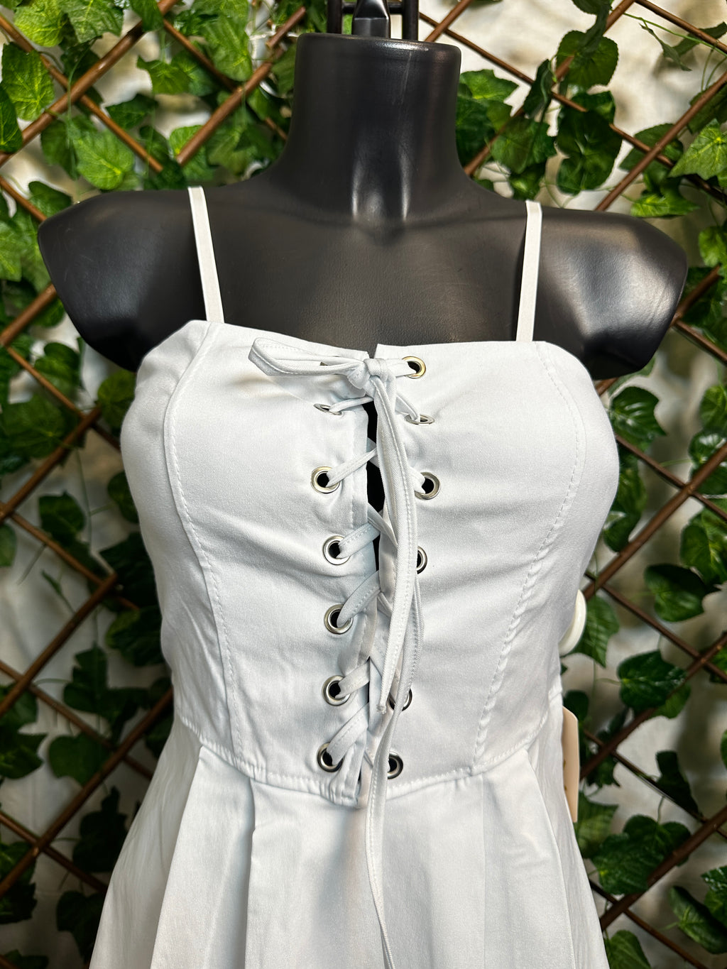 Vestito corto con dentro pantaloncini avanti con le lacci