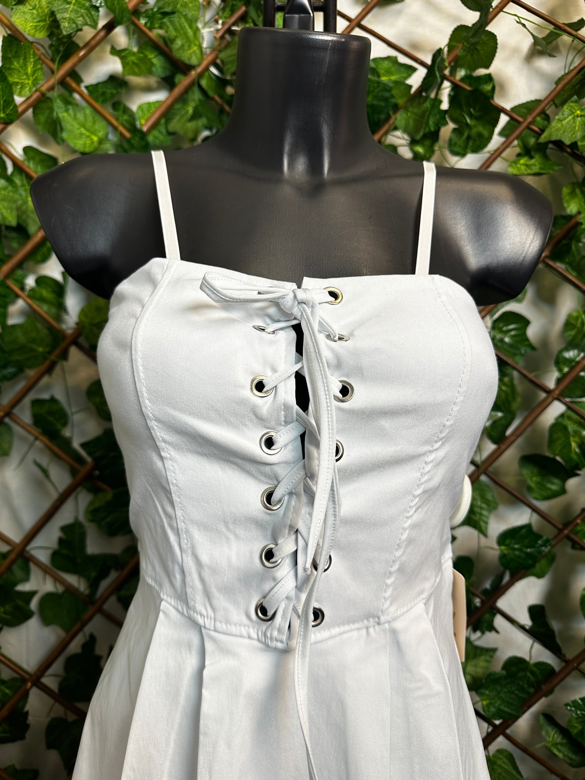 Vestito corto con dentro pantaloncini avanti con le lacci