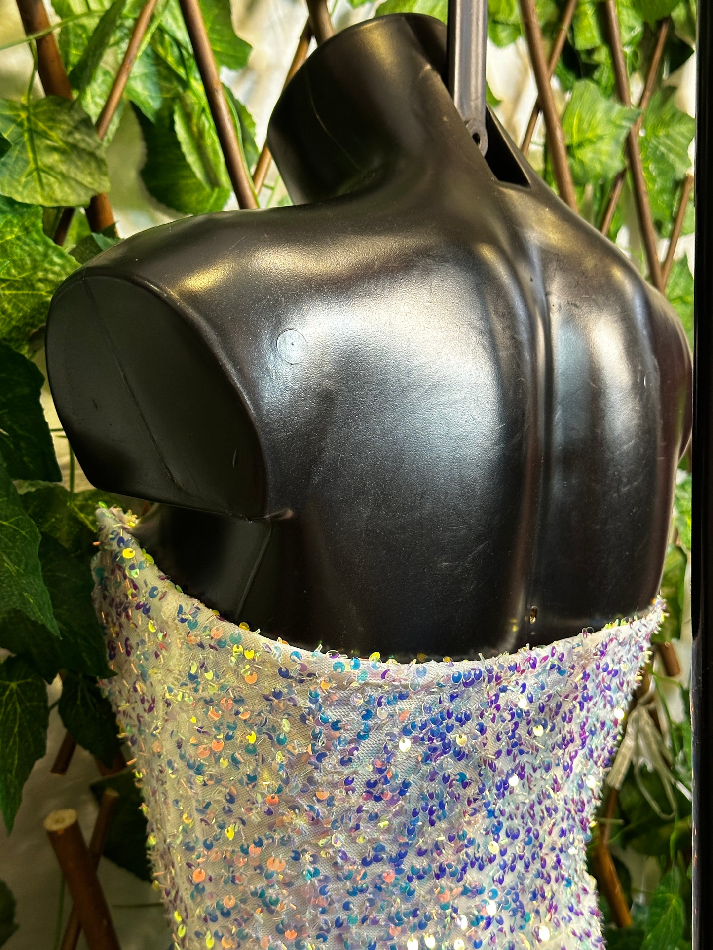 Modello paillettes: vestito corto con la scollatura speciale