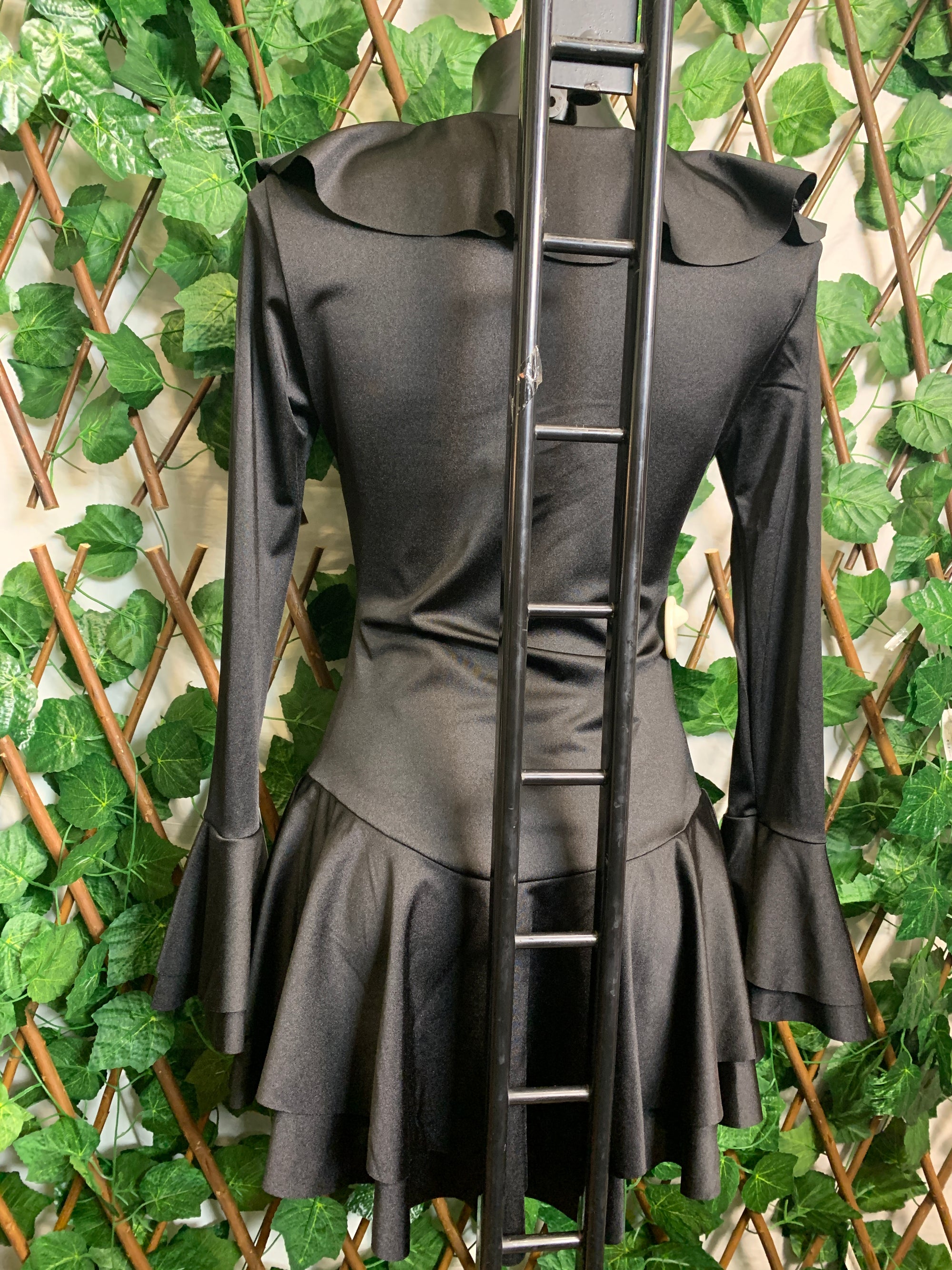 Vestito elegante con laci