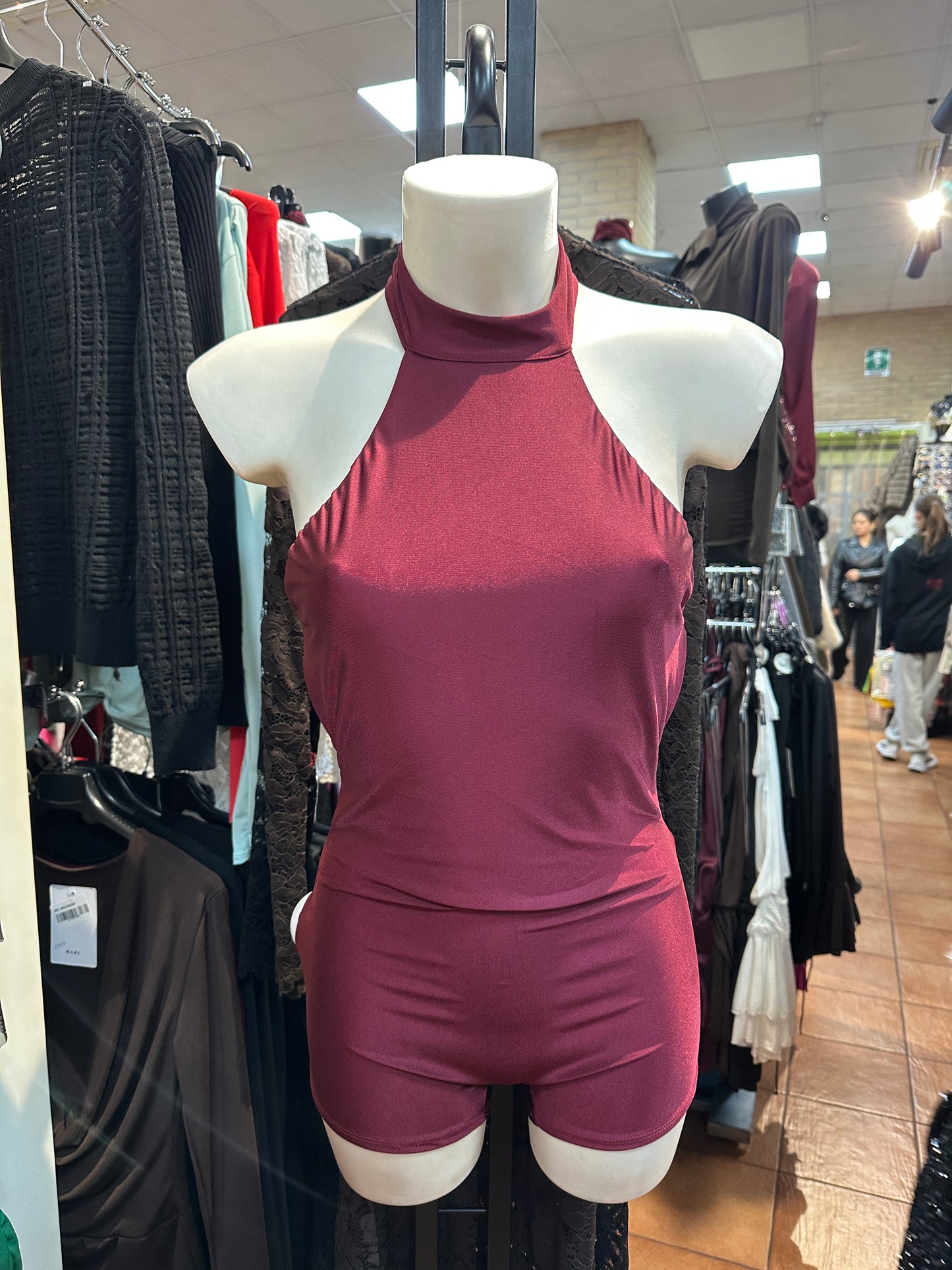 Tuta corta aderente con collo alto e schiena scoperta – OSSESSIONE NERA 🖤✨