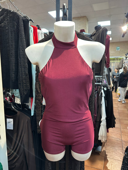 Tuta corta aderente con collo alto e schiena scoperta – OSSESSIONE NERA 🖤✨