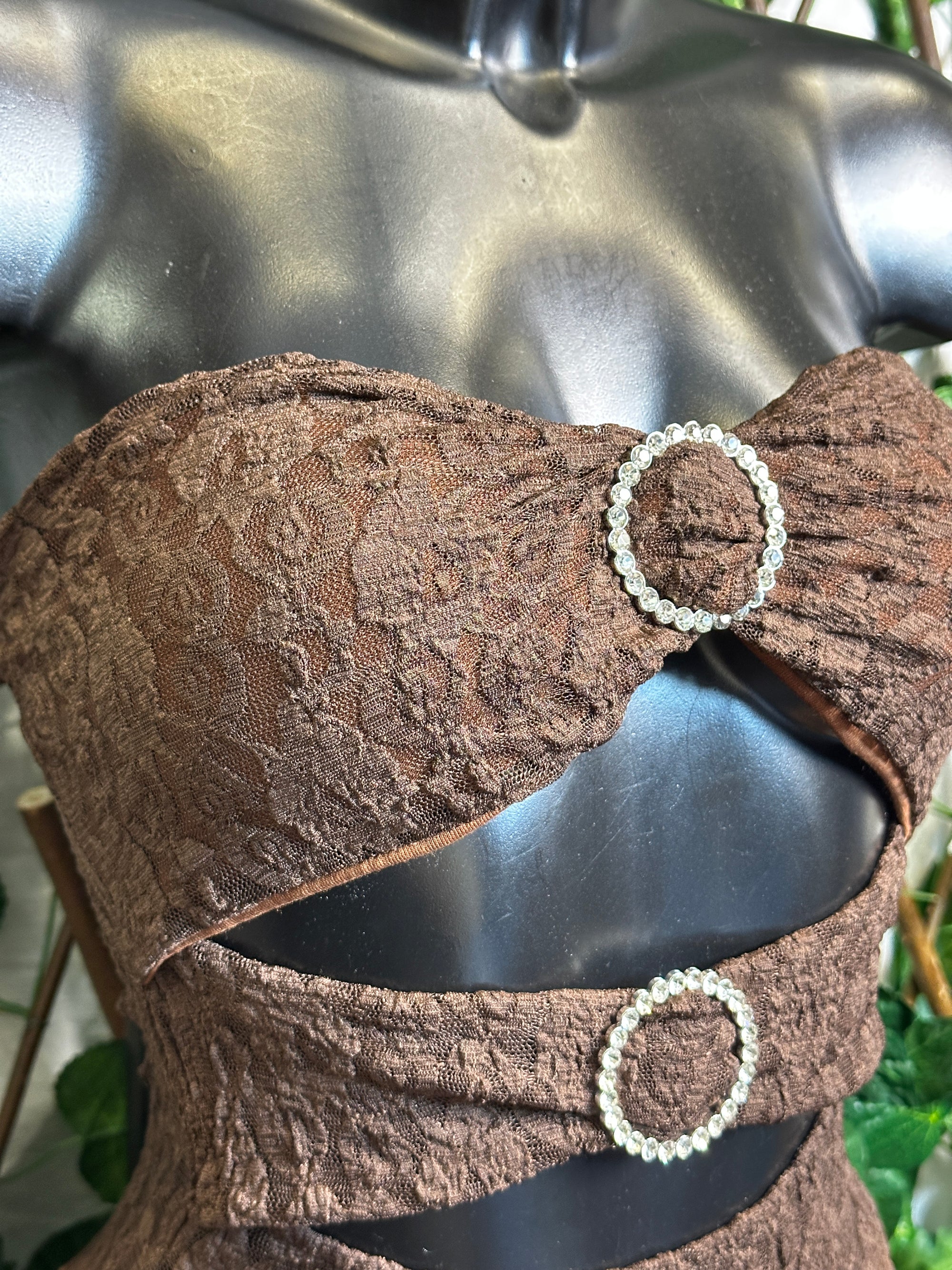 Modello crepe: vestito corto con dettaglio cerchi brillantinati coppe integrate | taglia unica
