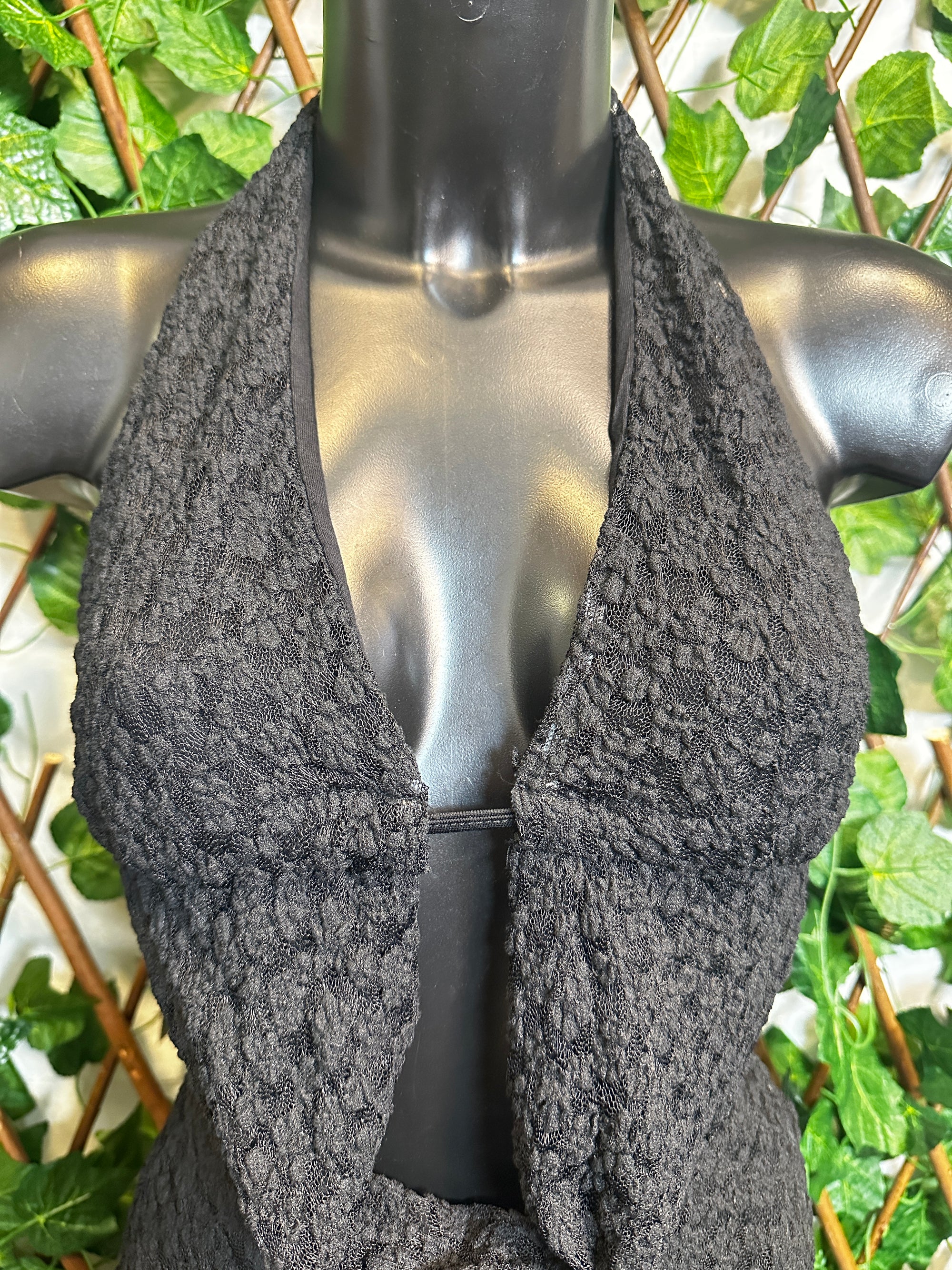 Modello crepe: vestito corto con la scollatura profonda le lacci sul collo e schiena | taglia unica