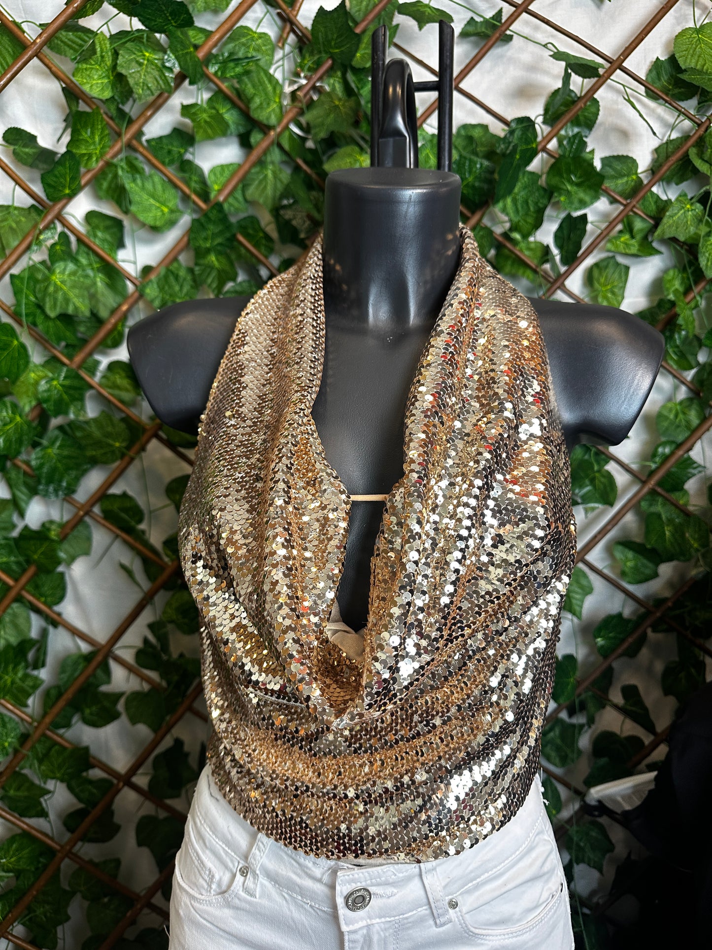 Top in paillettes con la scollatura profonda e la schiena scoperta