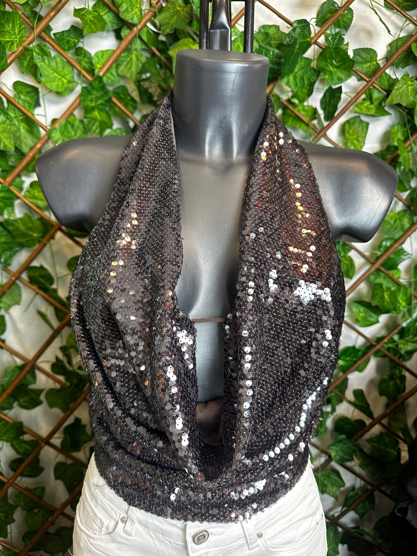 Top in paillettes con la scollatura profonda e la schiena scoperta