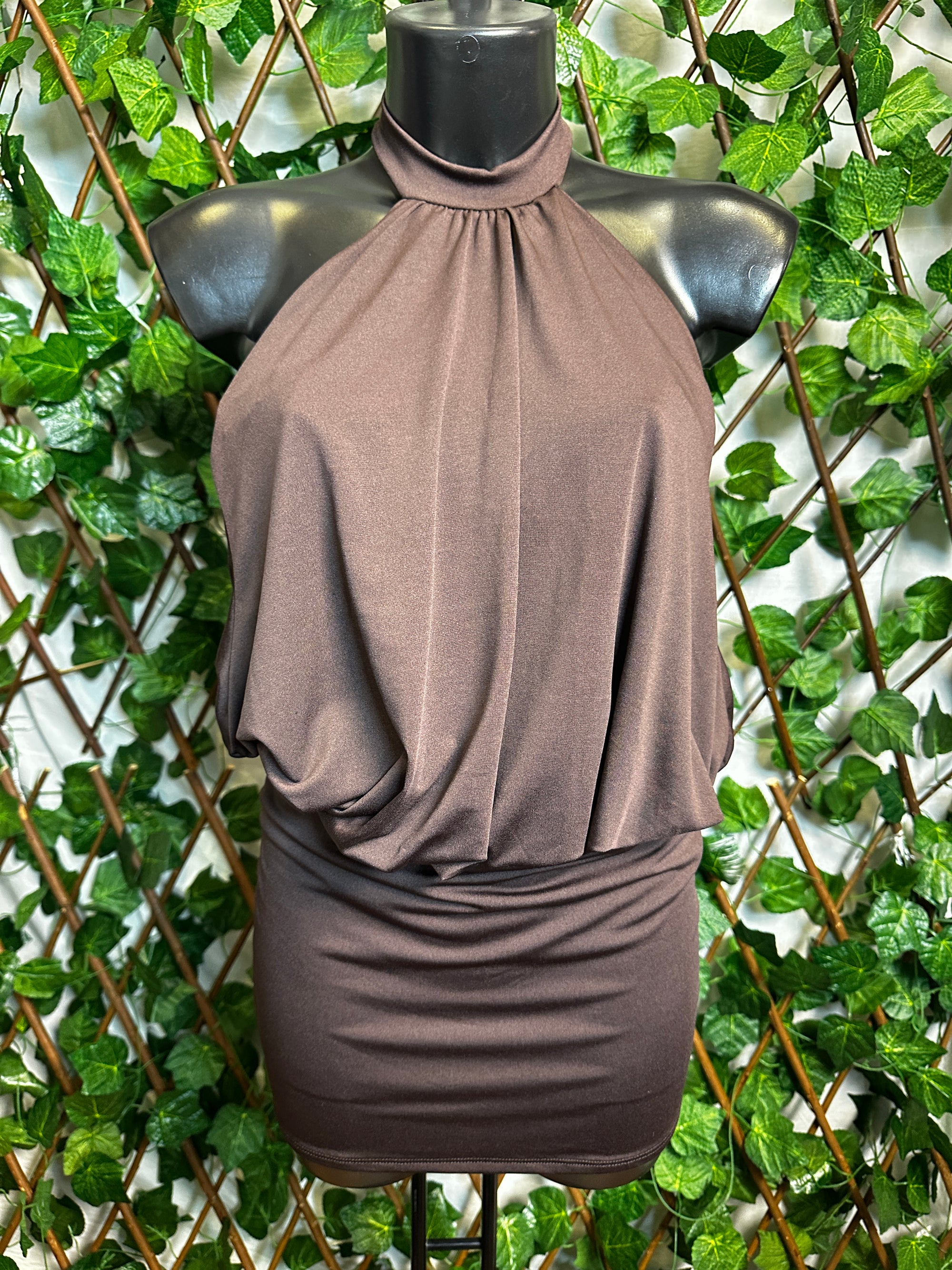 Vestito elegante corto con collo alto e la schiena scoperta | taglia unica