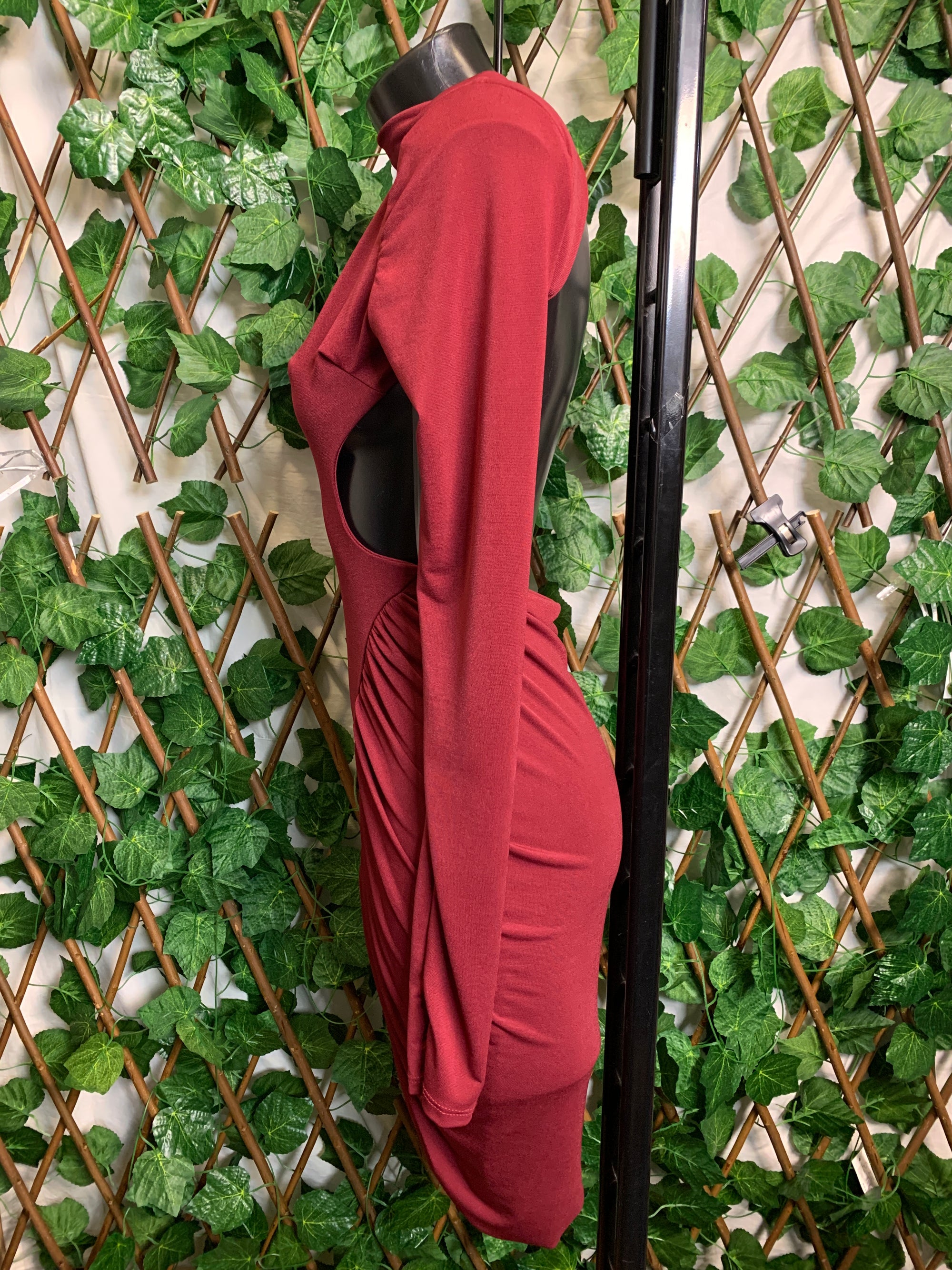 Vestito corto con collo alto e schiena scoperta