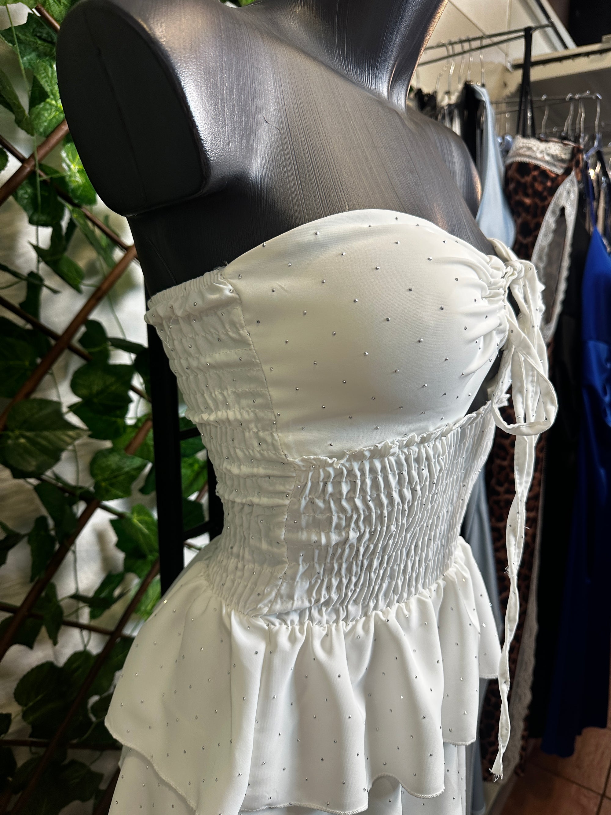 Vestito corto senza spalline, sotto svasato, con brillantini