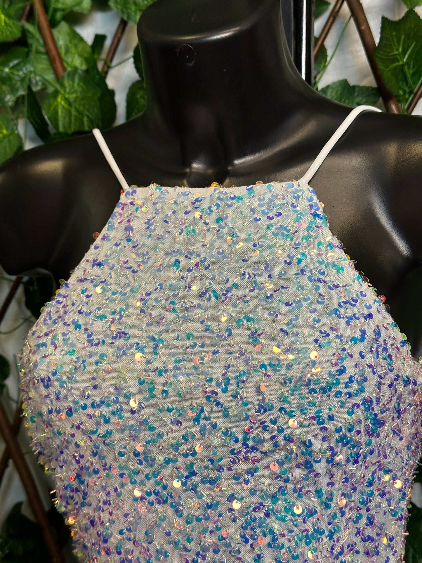 Modello paillettes: vestito corto con bretelle e la schiena scoperta