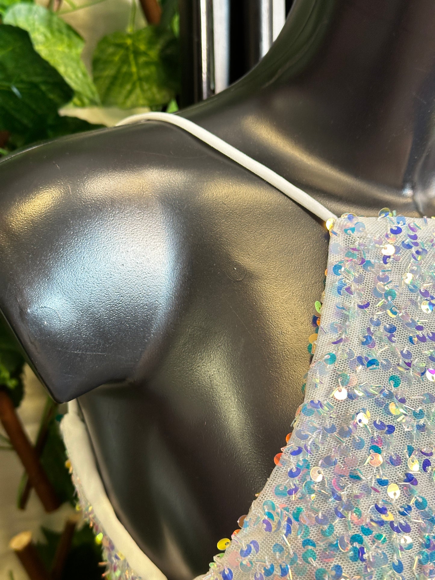 Modello paillettes: vestito corto con bretelle e la schiena scoperta