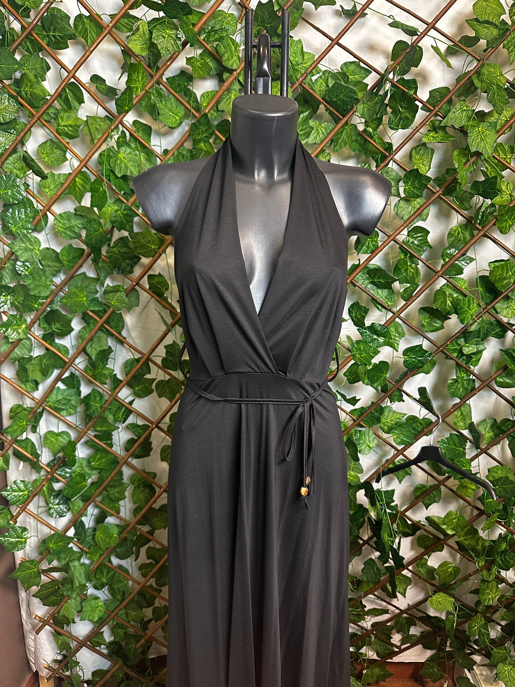 Vestito lungo elegante con cinturino e la schiena scoperta