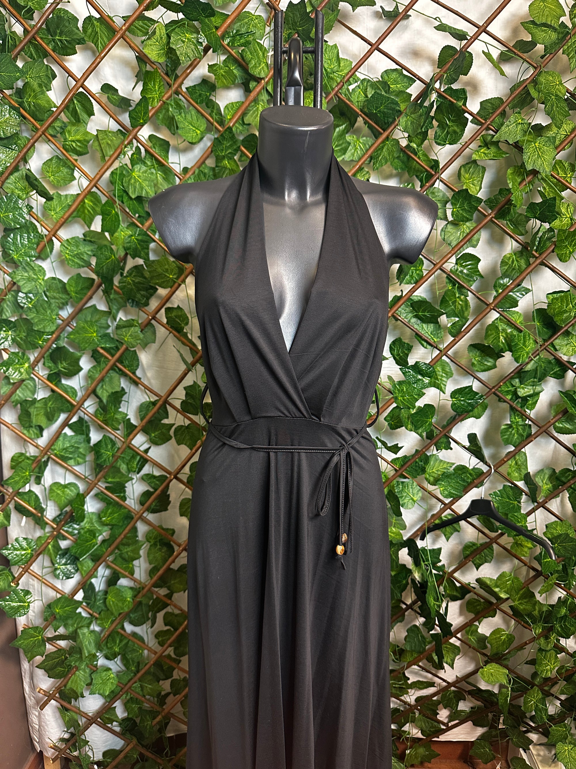 Vestito lungo elegante con cinturino e la schiena scoperta