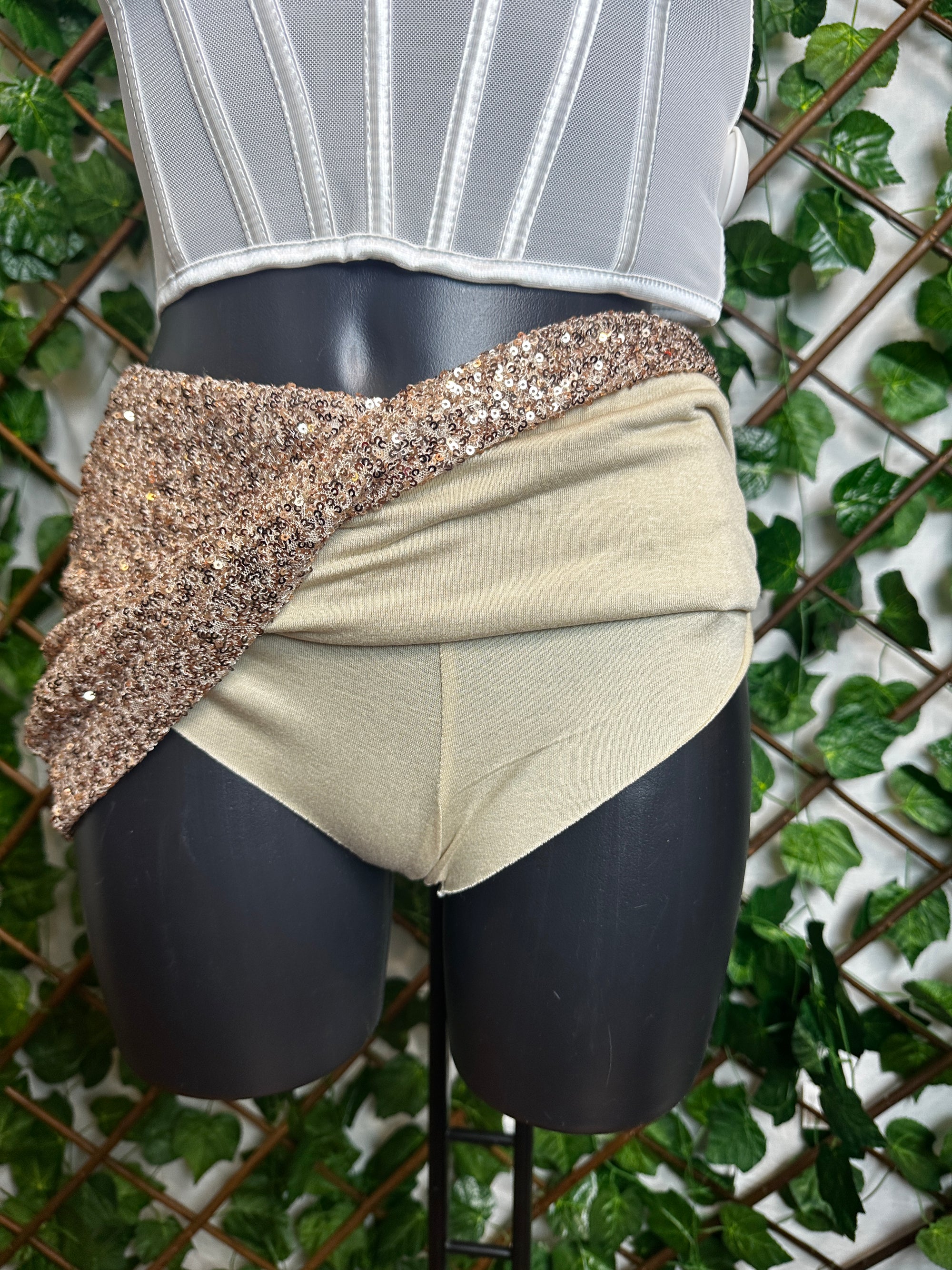 Top con stella marina dorata + gonna con pantaloncini (in paillettes) | taglia unica