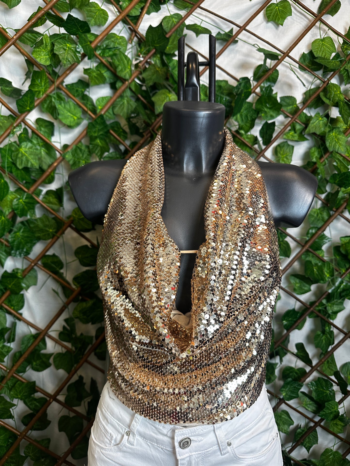 Top in paillettes con la scollatura profonda e la schiena scoperta