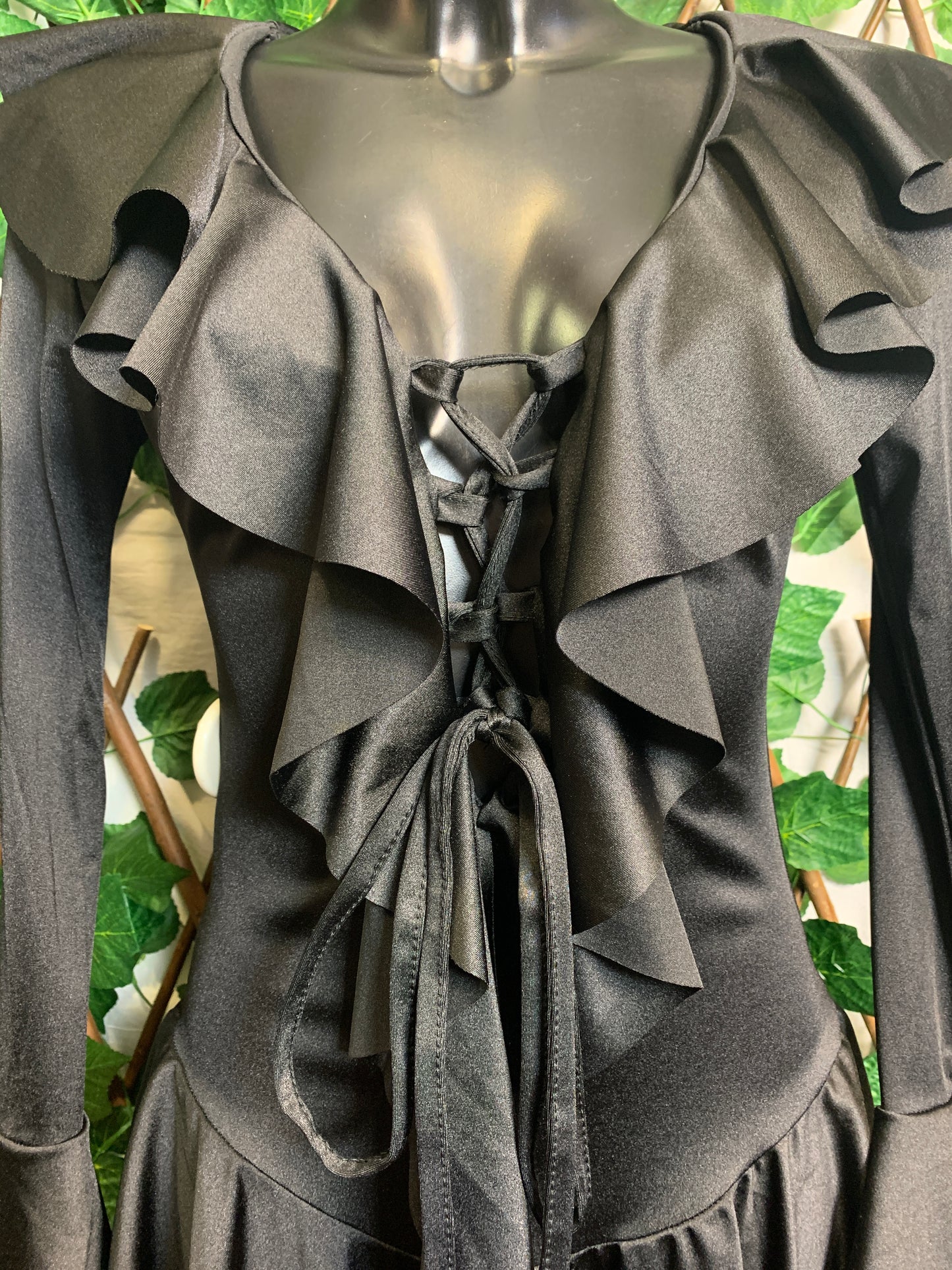 Elegant dress with laces