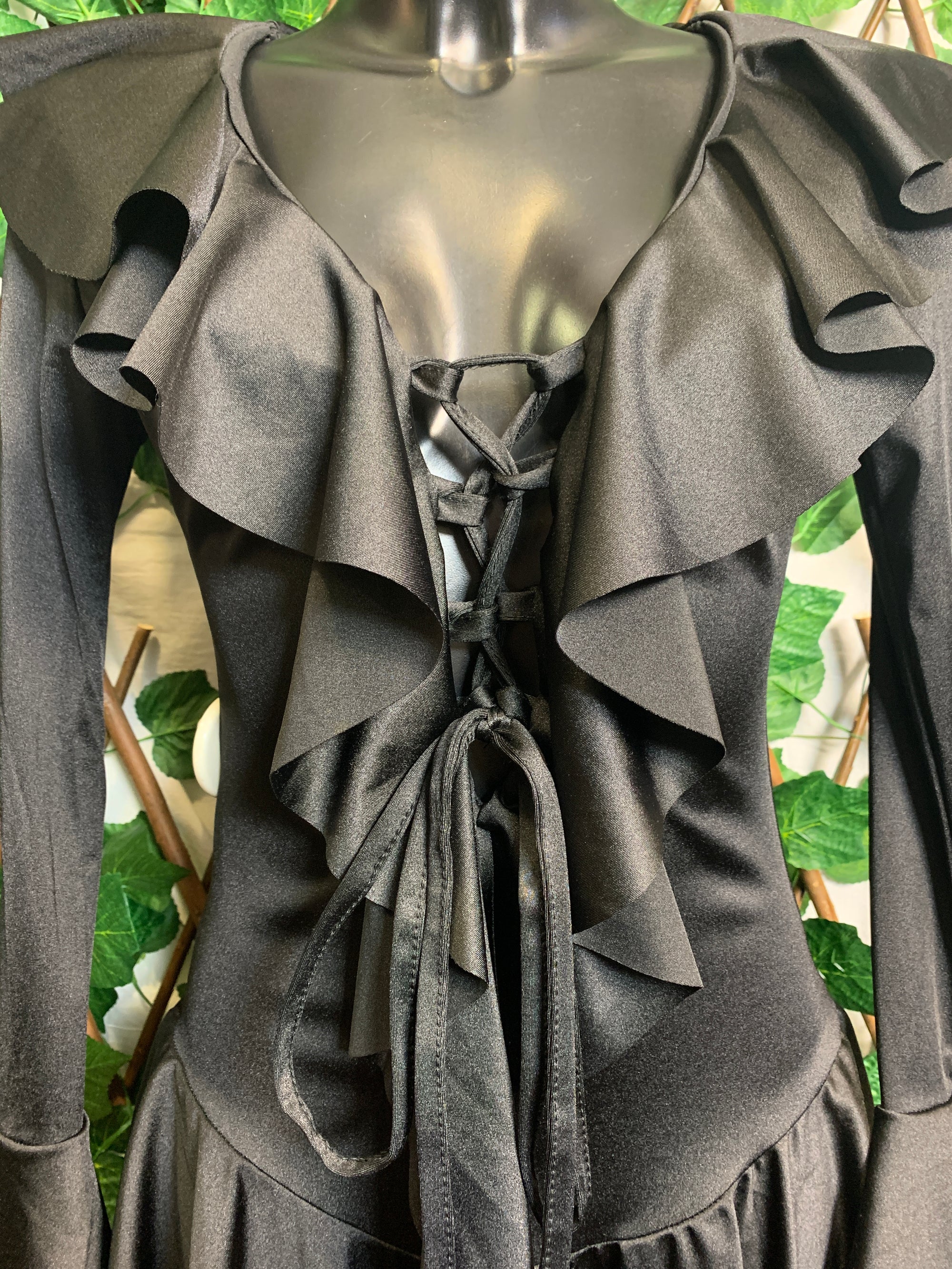Vestito elegante con laci