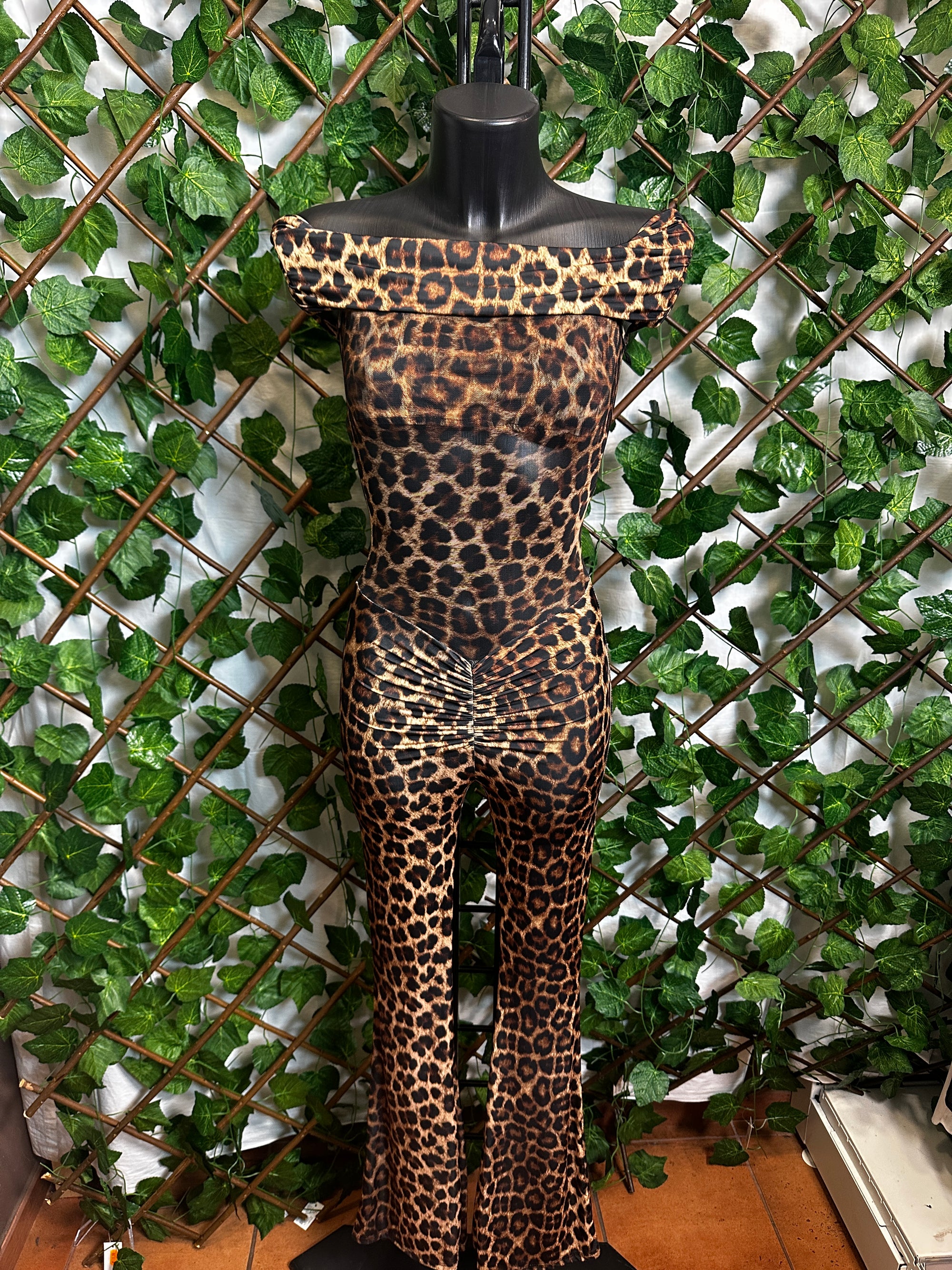 Tutina lunga leopardata con la schiena scoperta