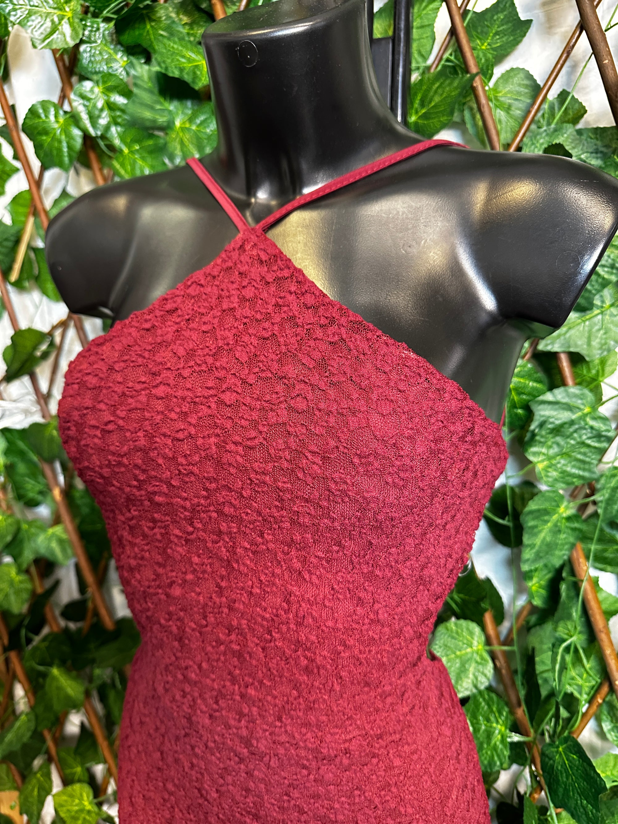 Modello crepe: vestito lungo con collo alto e schiena scoperta