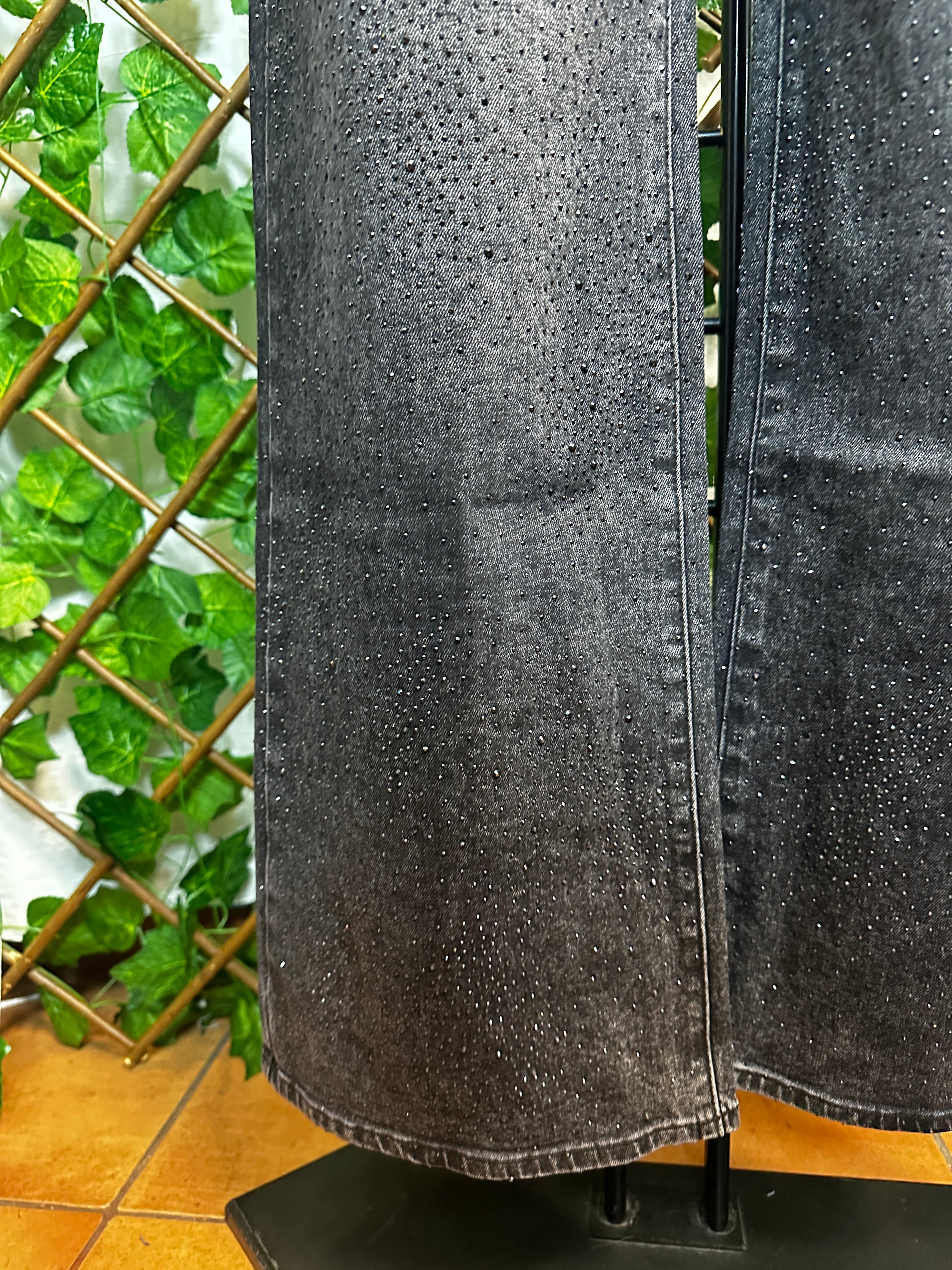 Jeans scuro con brillantini neri