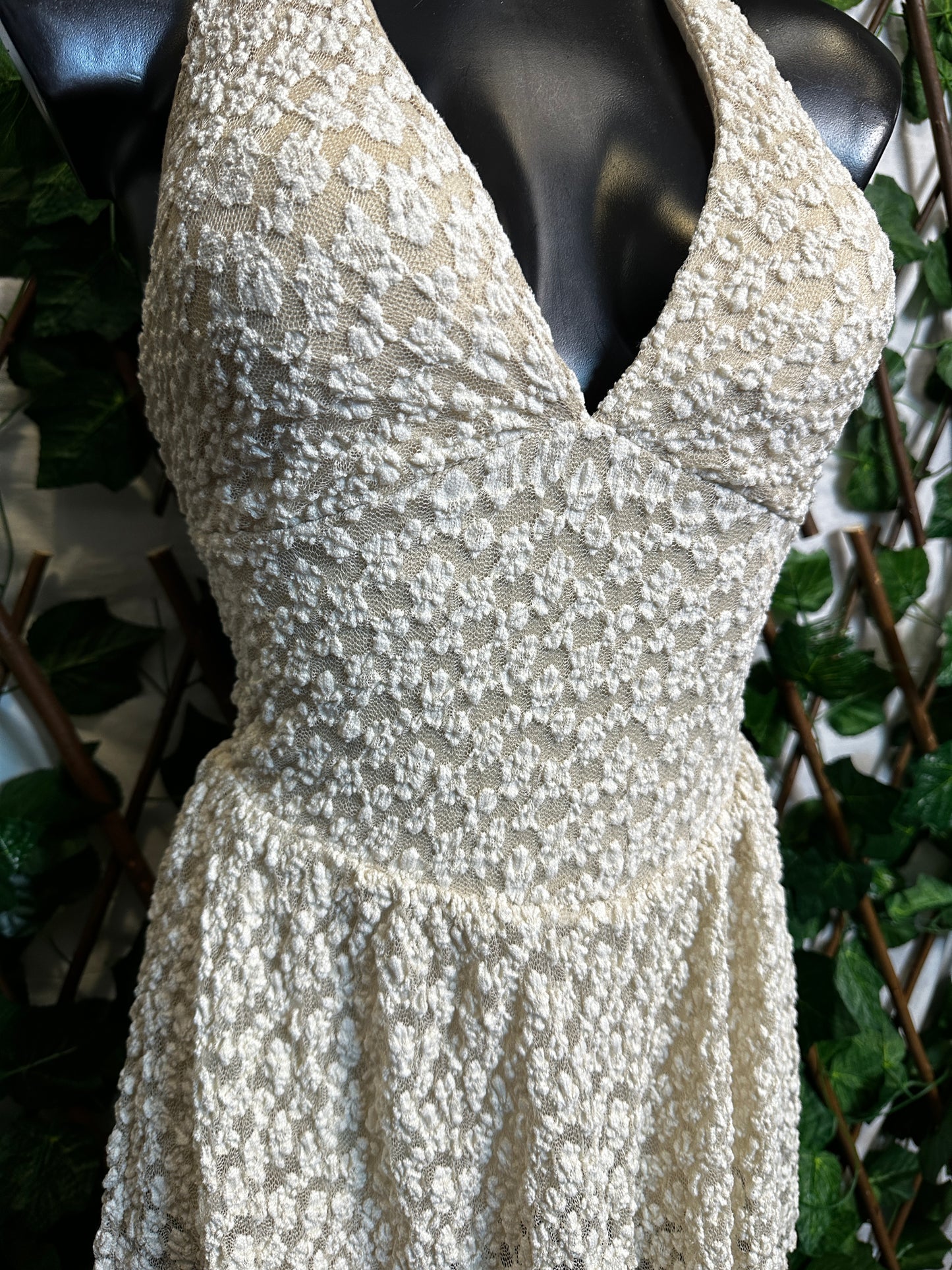 Crepe model: short dress with a deep neckline with cups and shorts