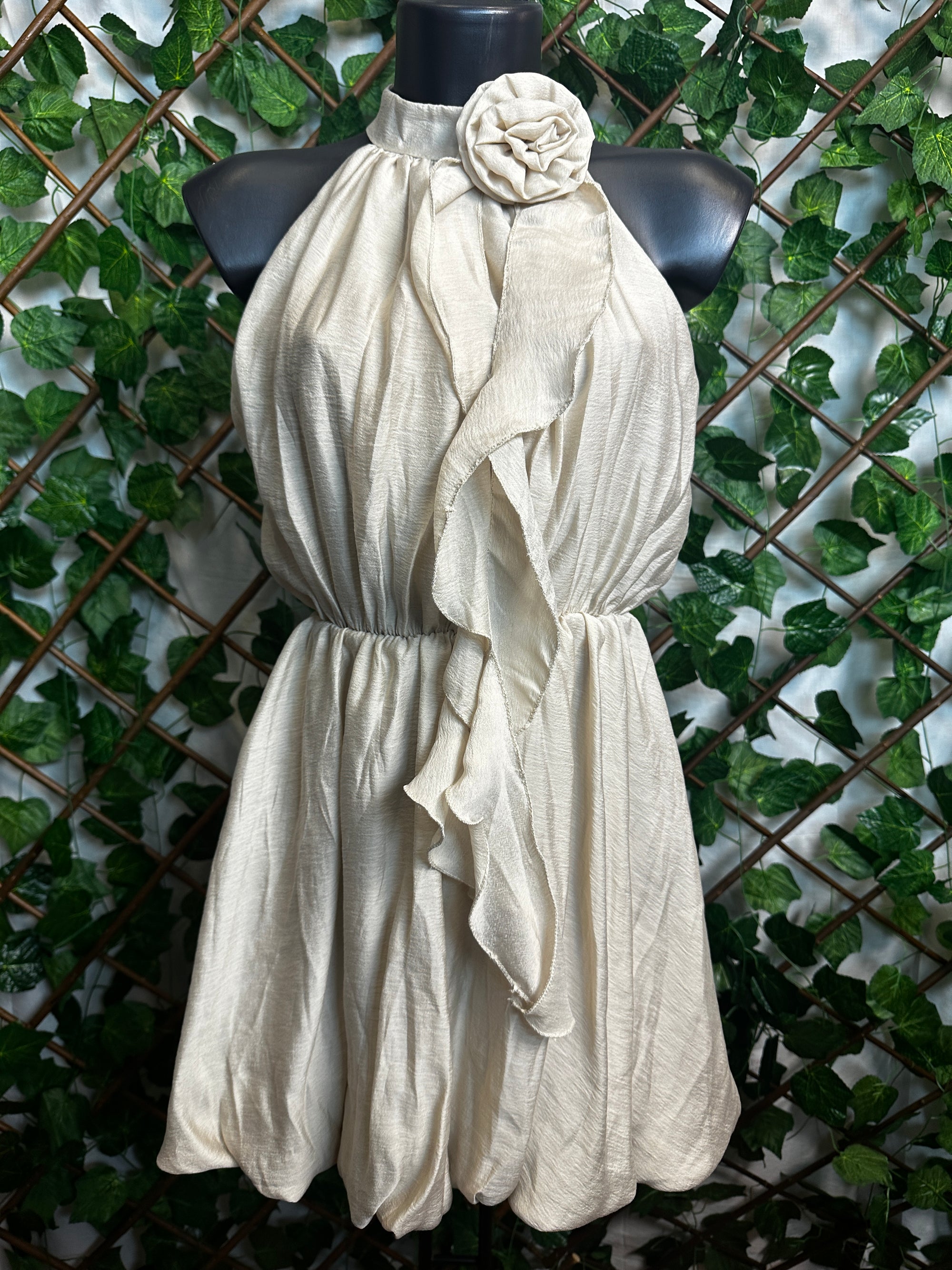 Vestito corto con dettaglio fiore