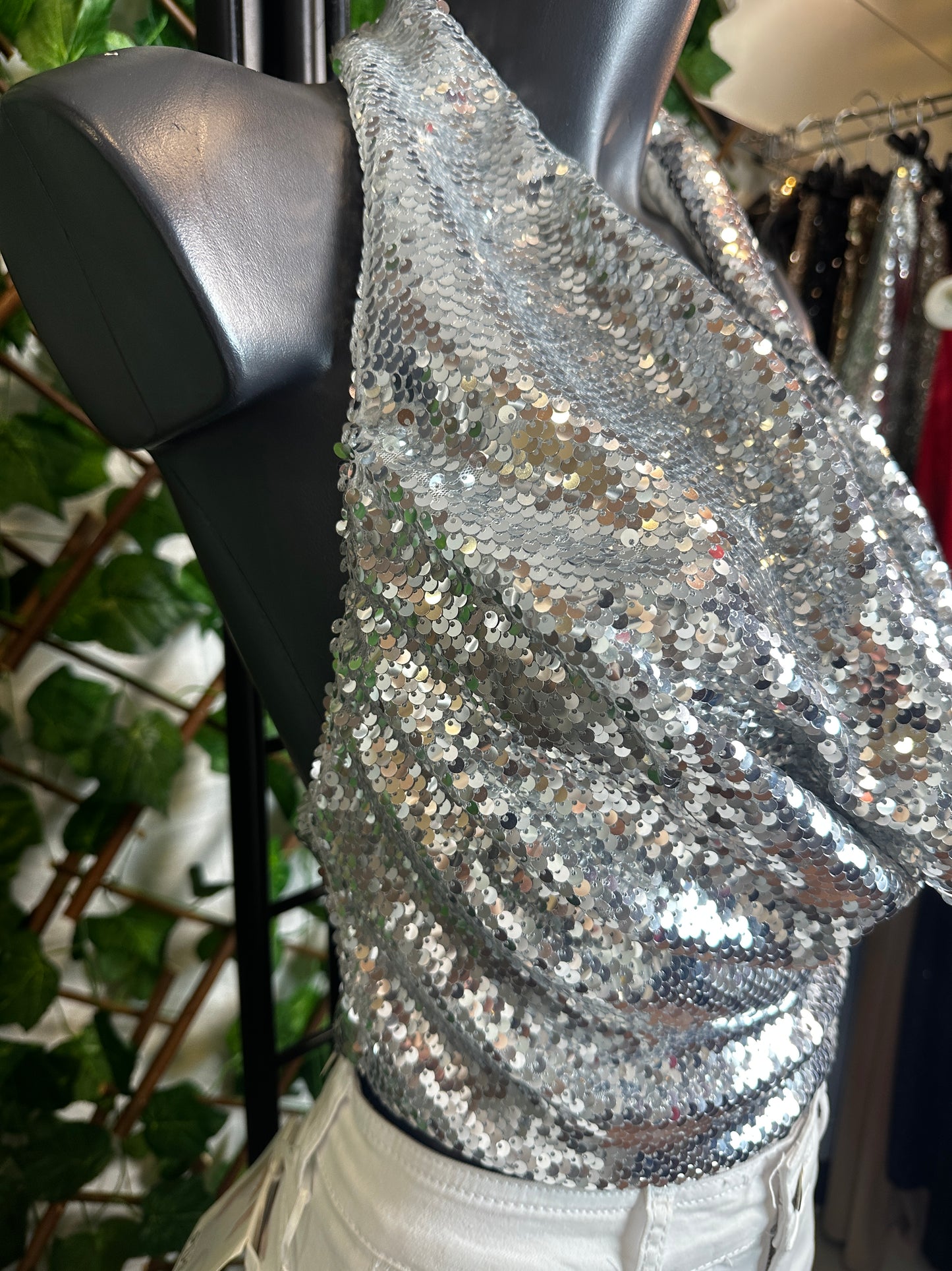 Top in paillettes con la scollatura profonda e la schiena scoperta