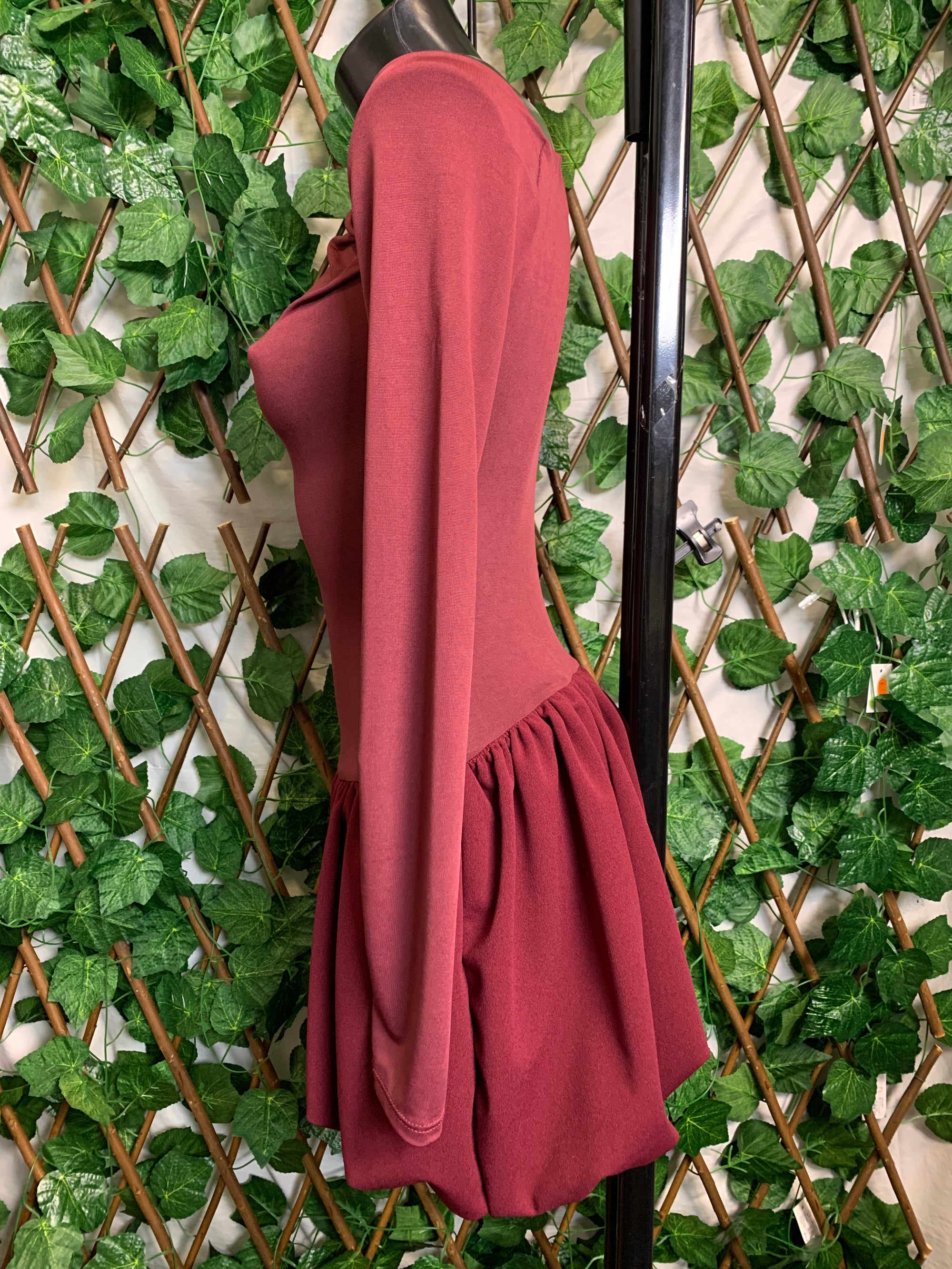 Vestito corto asimmetrico con gonna palloncino