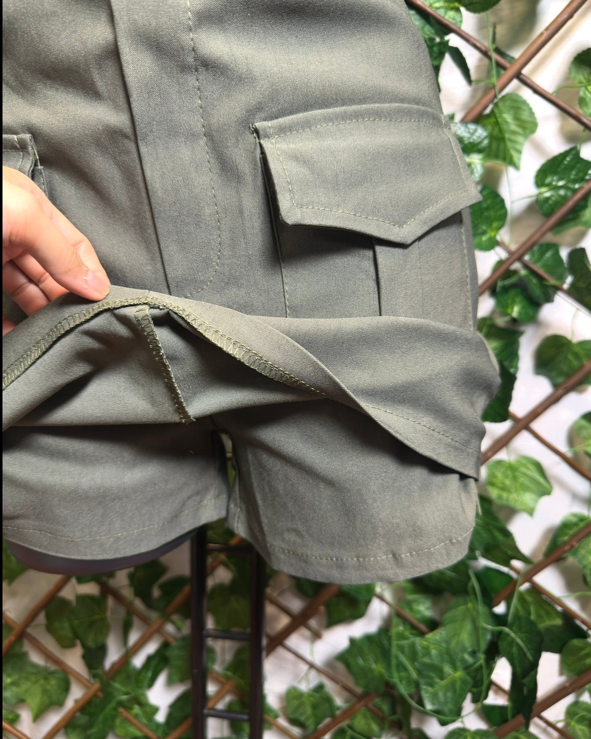 Vestito cargo senza spalline, con cintura sotto pantaloncino