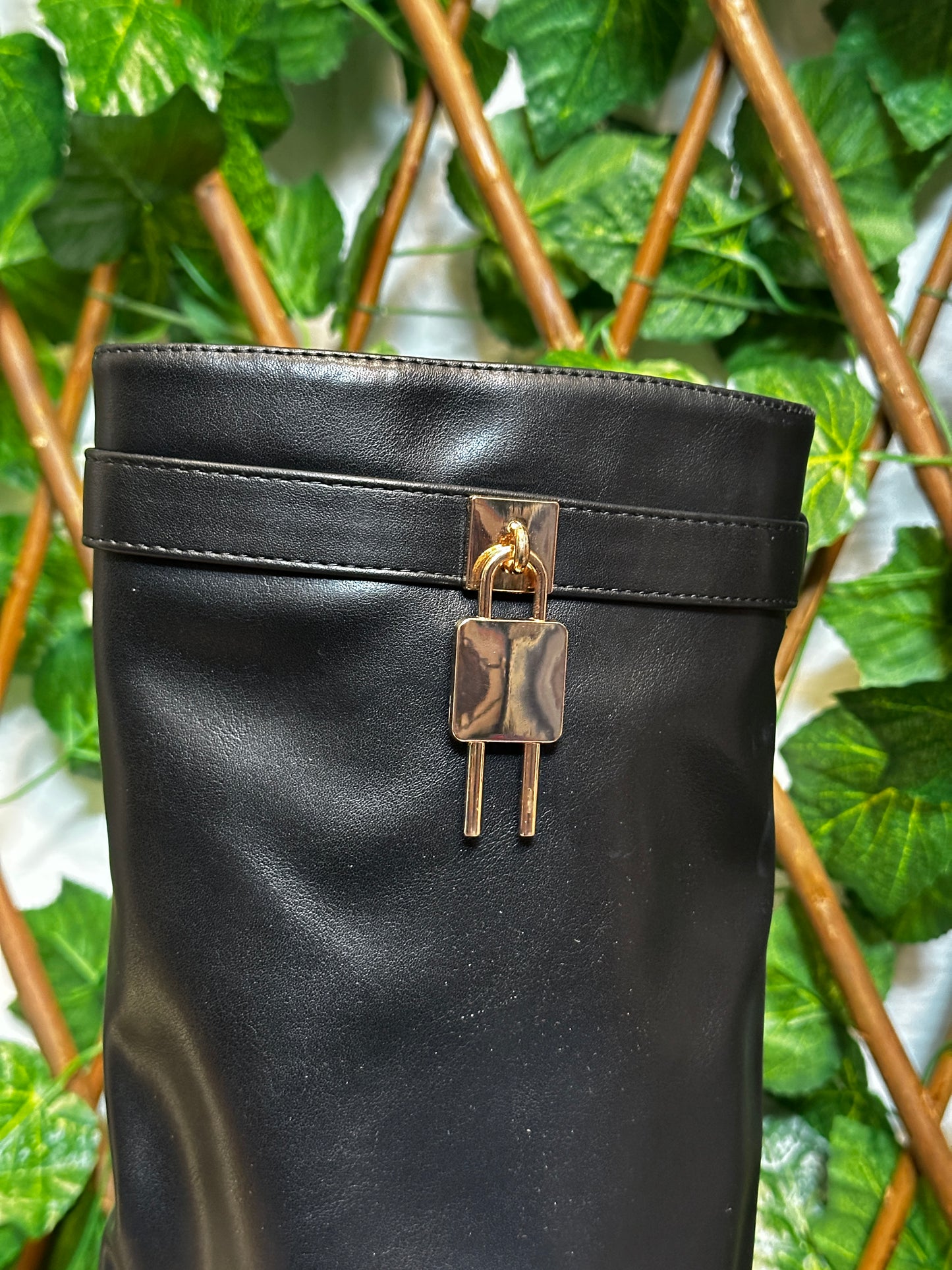 Stivale alto con lucchetto speciale (tacco 9.5cm)