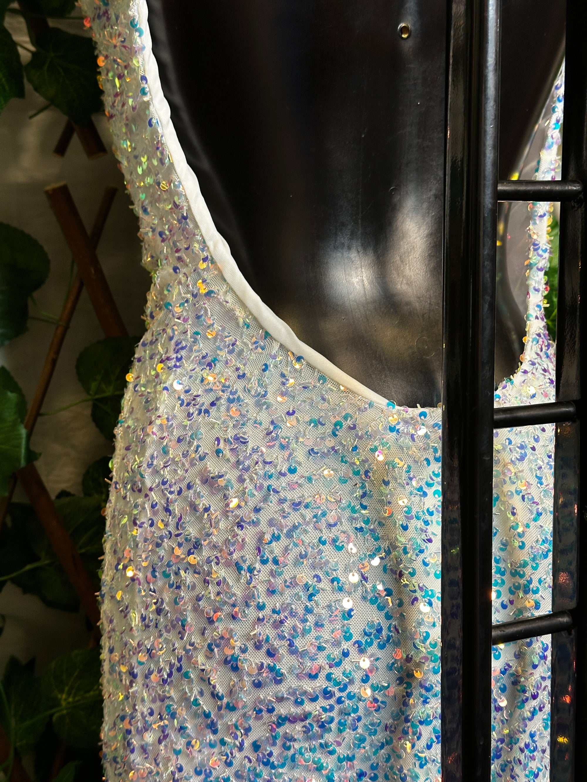 Modello paillettes: vestito corto con bretelle e la schiena scoperta