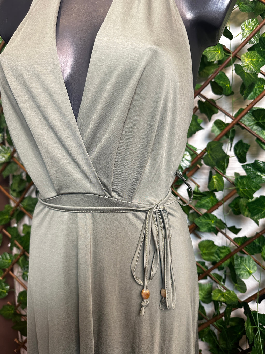 Vestito lungo elegante con cinturino e la schiena scoperta