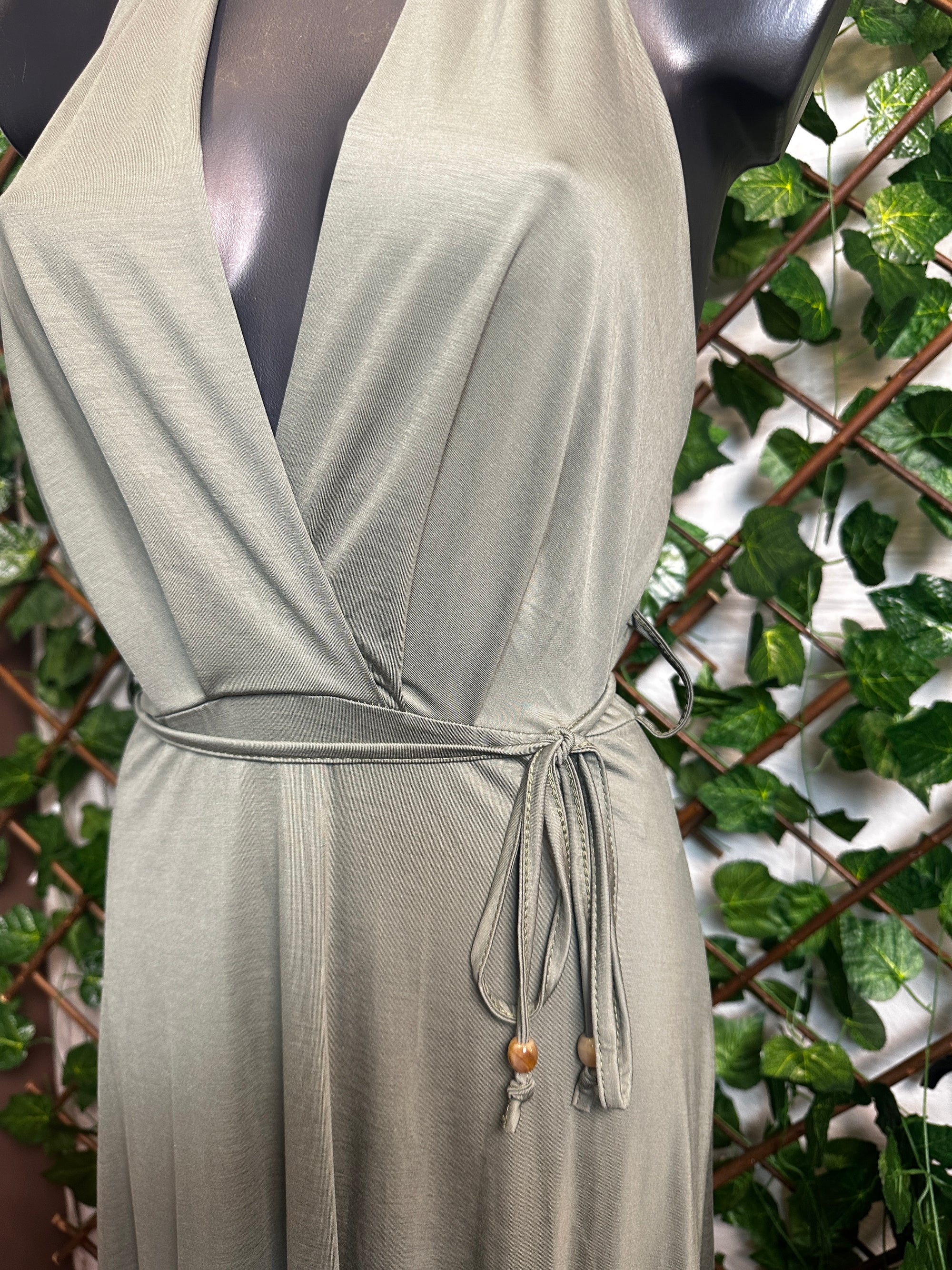 Vestito lungo elegante con cinturino e la schiena scoperta