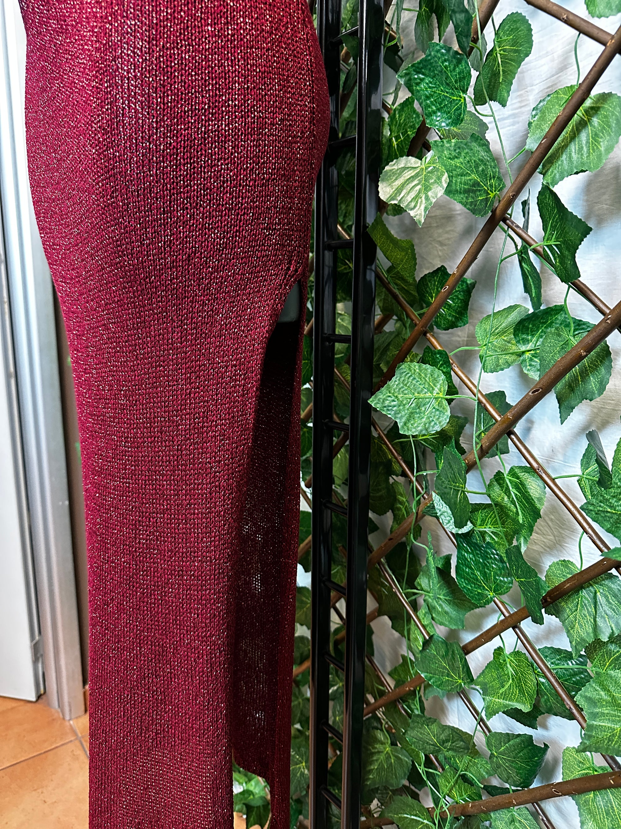 Vestito lungo estivo con la scollatura profonda e la schiena scoperta