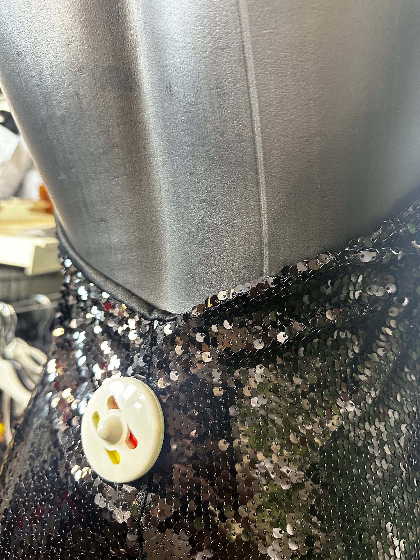 Vestito lungo elegante con la schiena scoperta in paillettes