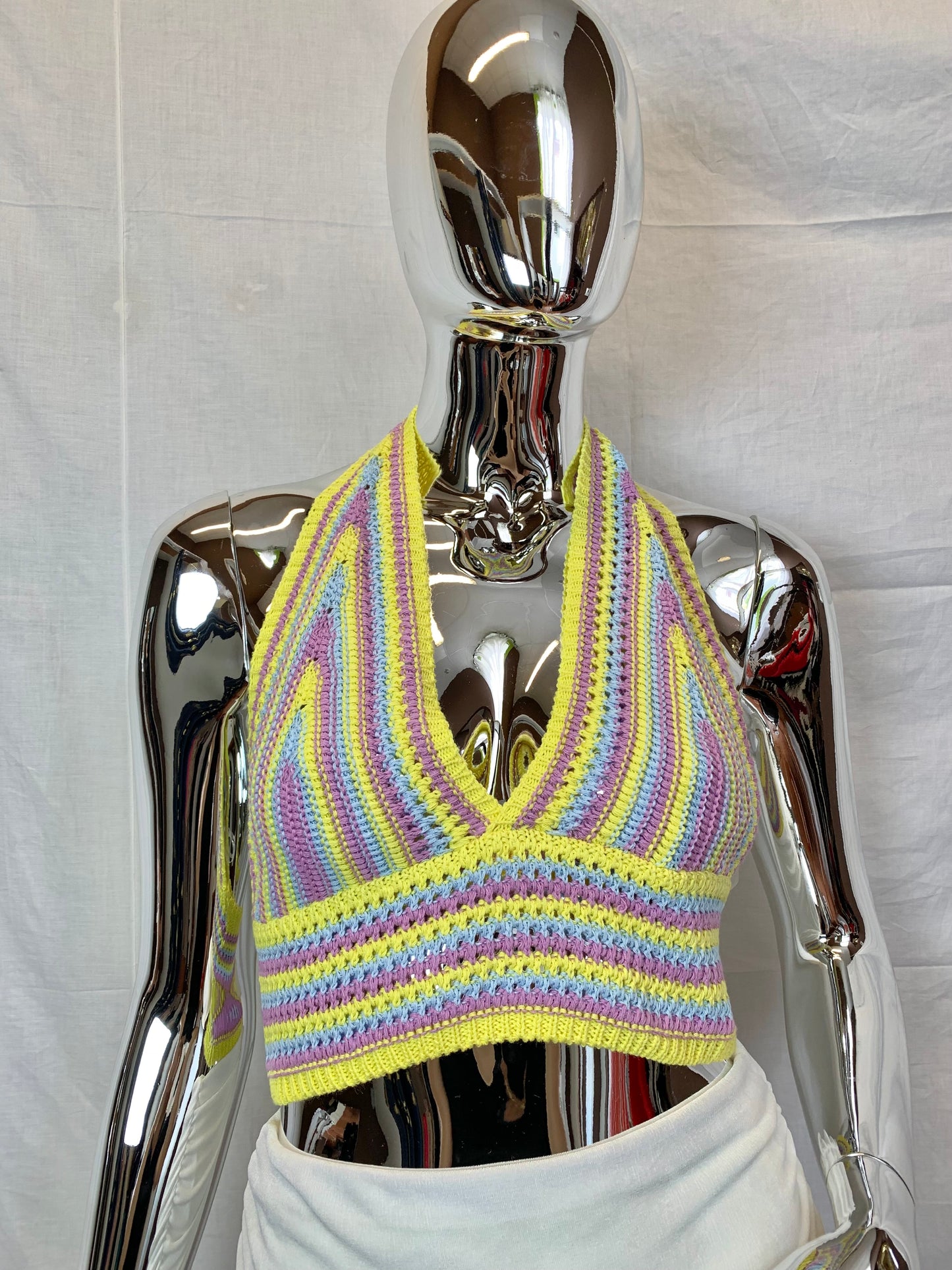 ESTATE 2024 | Top corto multicolore a halter all’uncinetto