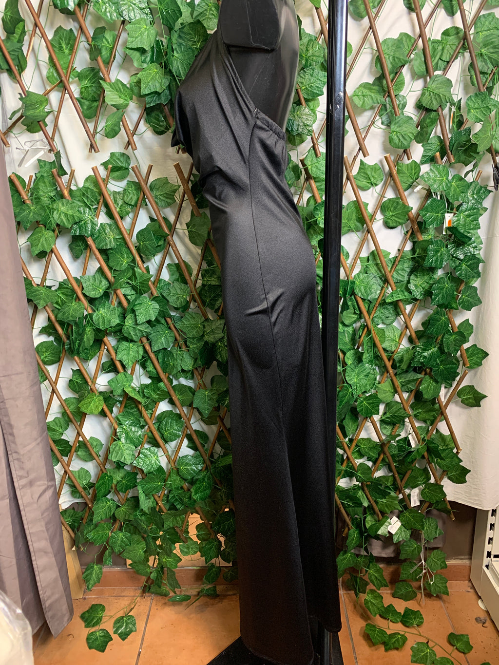 Vestito aderente con dettaglio dorato a collana