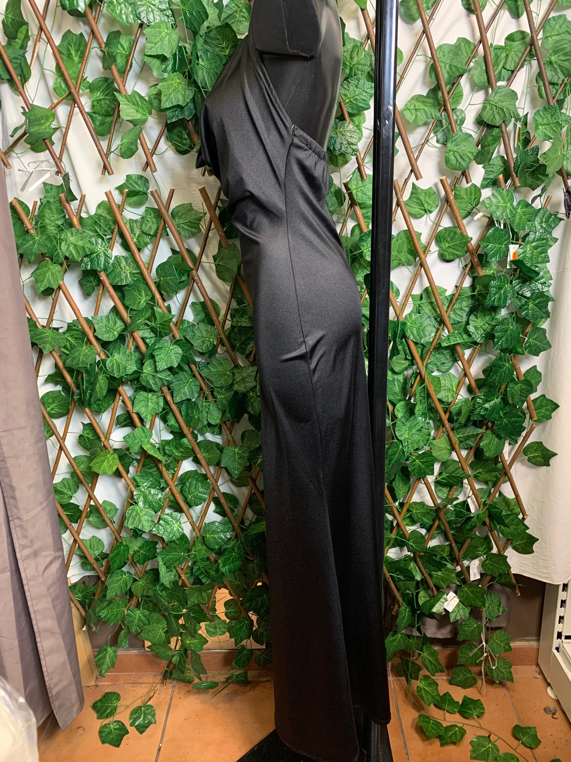 Vestito aderente con dettaglio dorato a collana