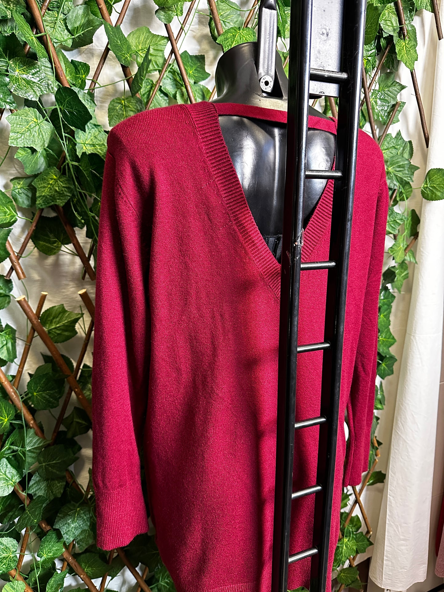 Maglione lungo largo con apertura sulla schiena