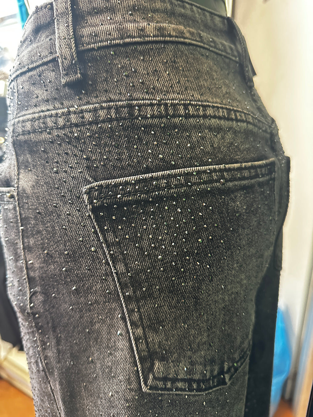Jeans scuro con brillantini neri