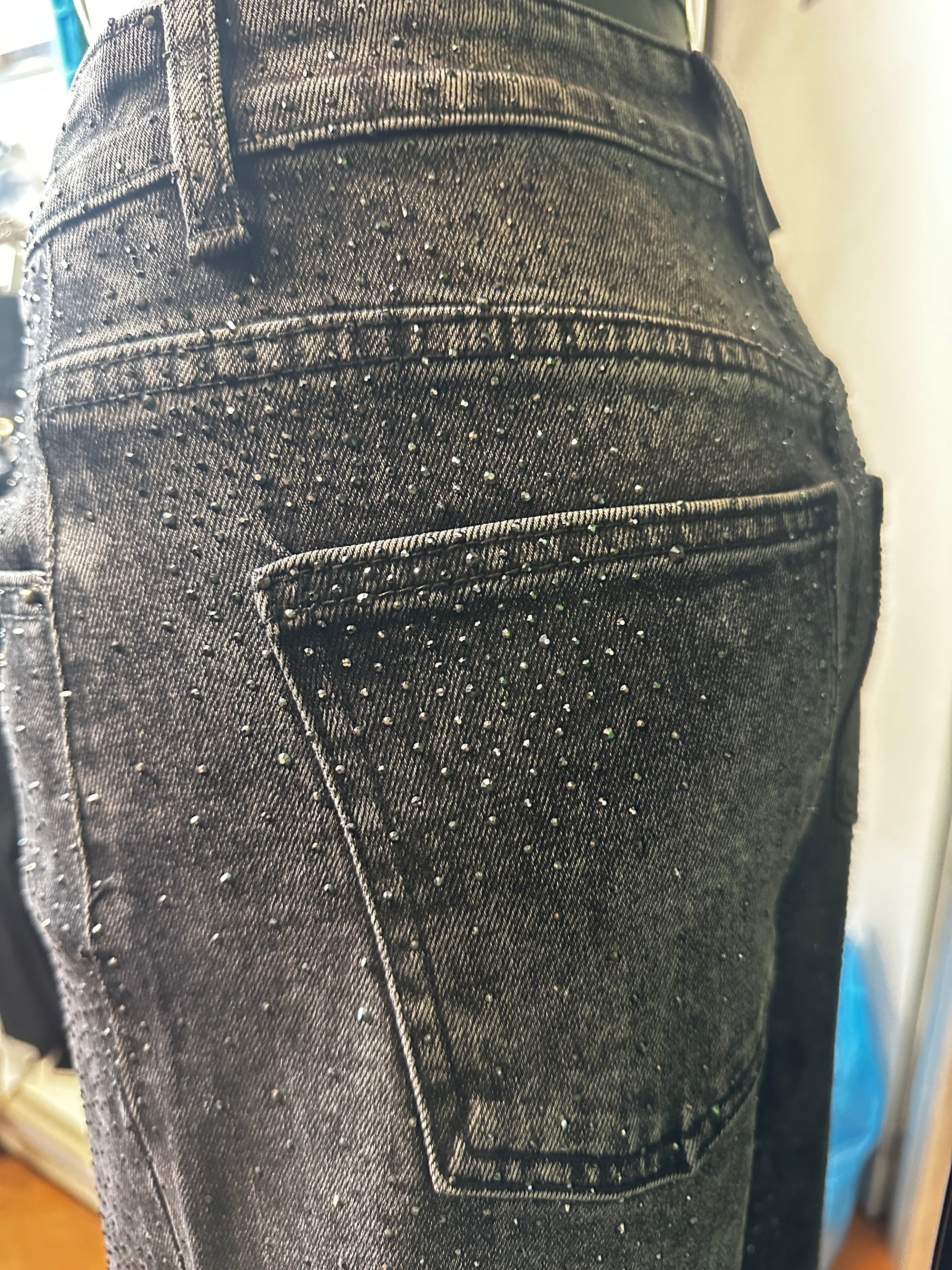 Jeans scuro con brillantini neri