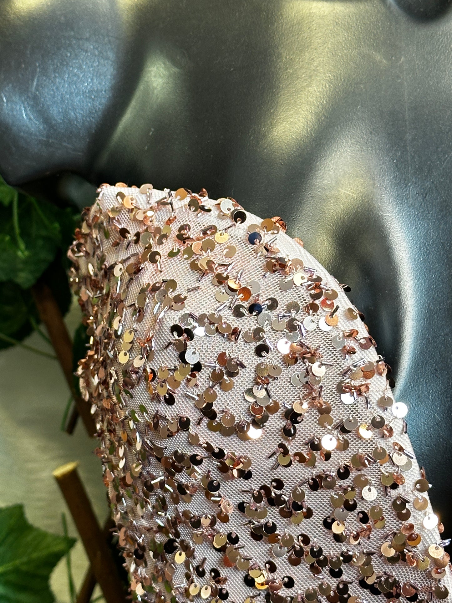 Modello paillettes: vestito corto con la scollatura speciale