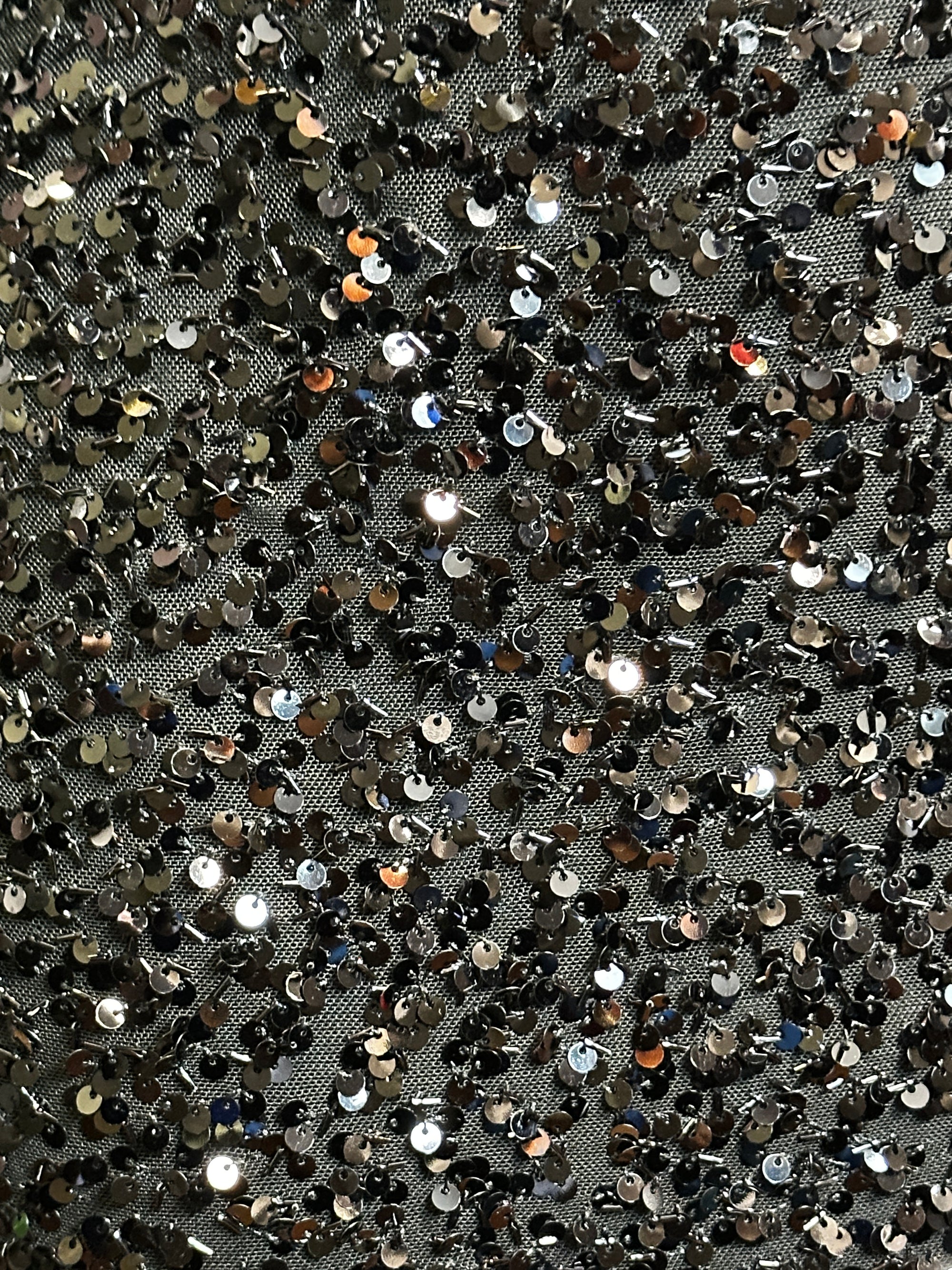 Modello paillettes: vestito corto con la scollatura speciale