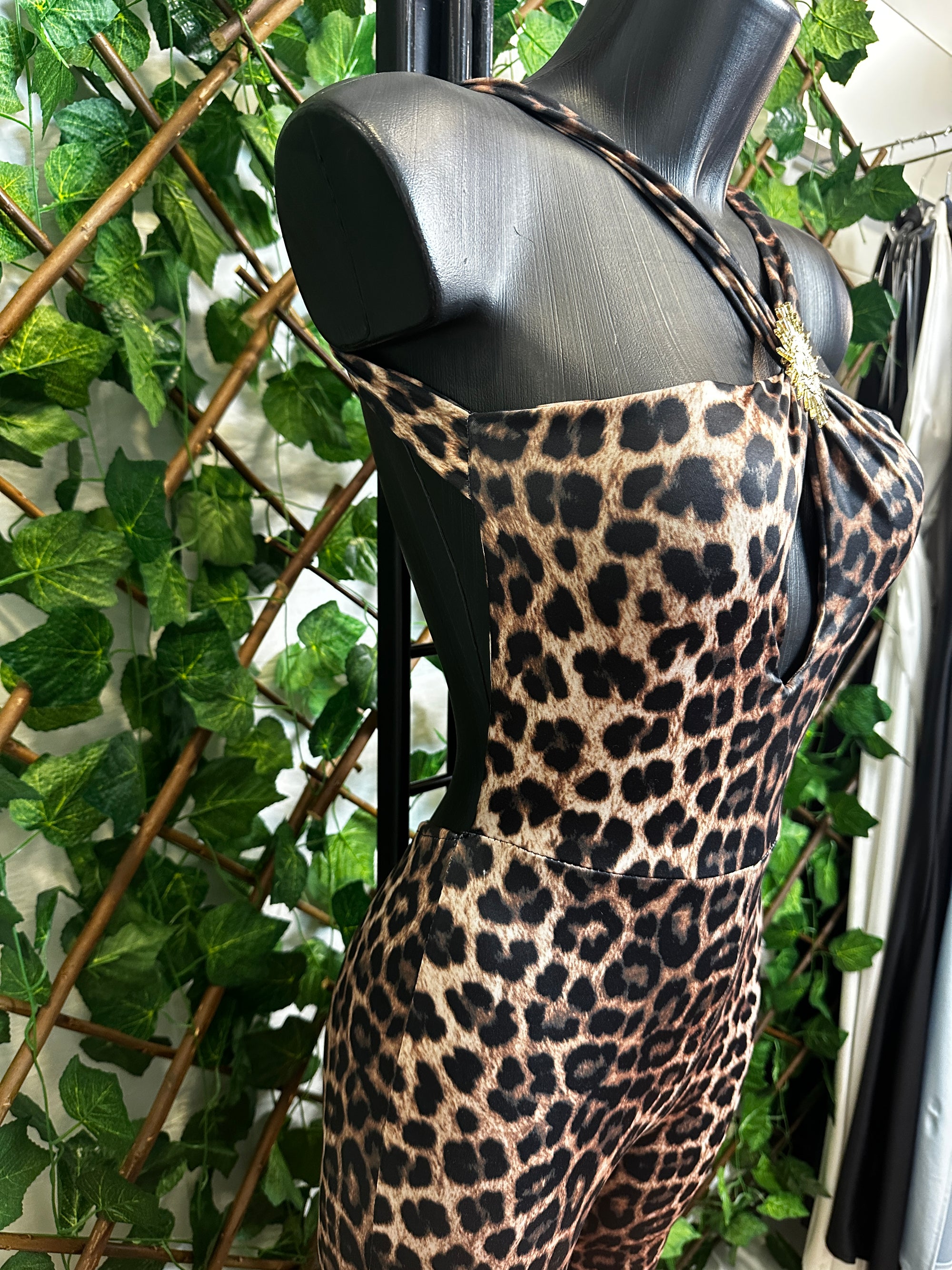Tutina lunga leopardata con la schiena scoperta