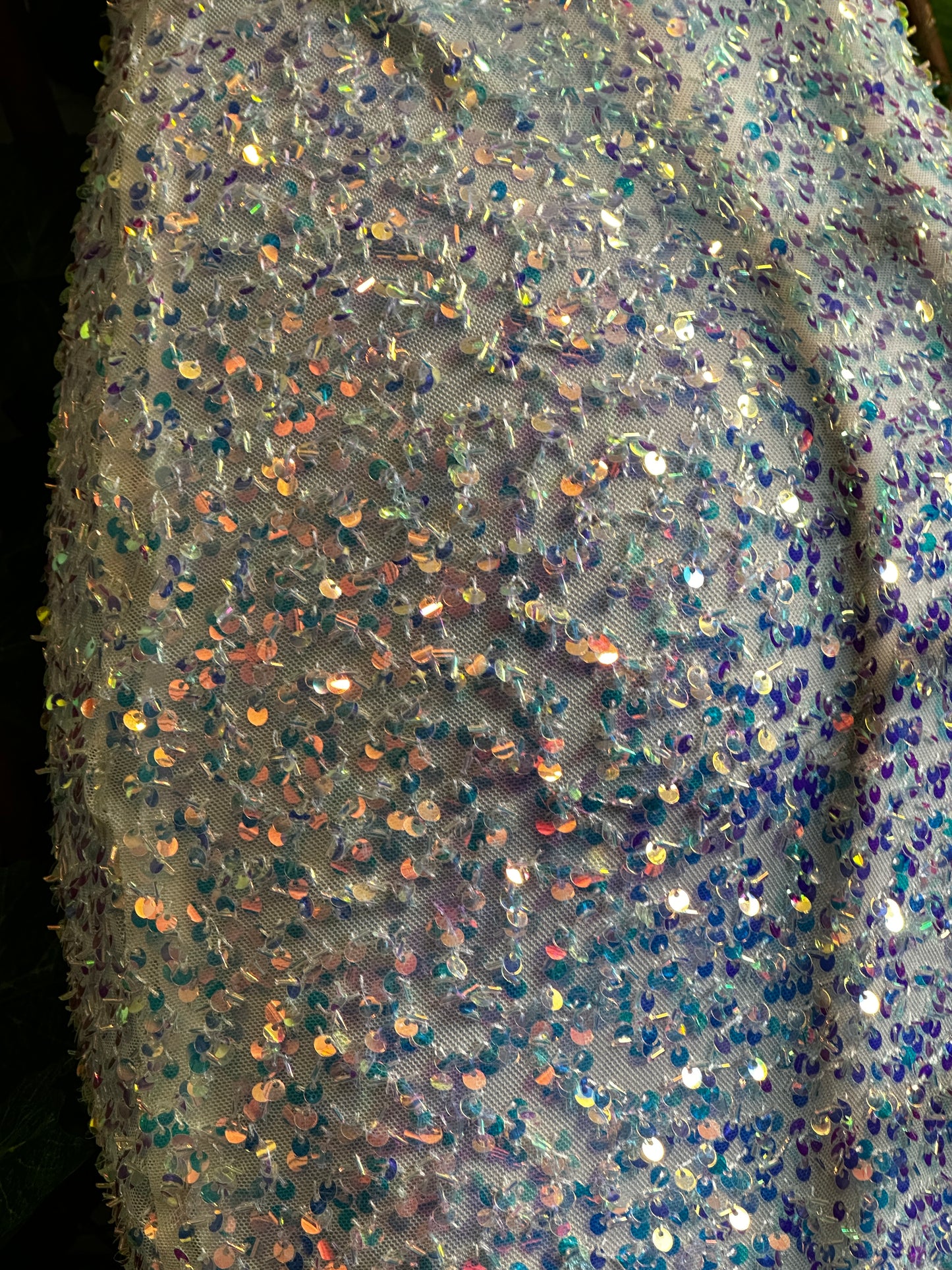 Modello paillettes: vestito corto con la scollatura speciale