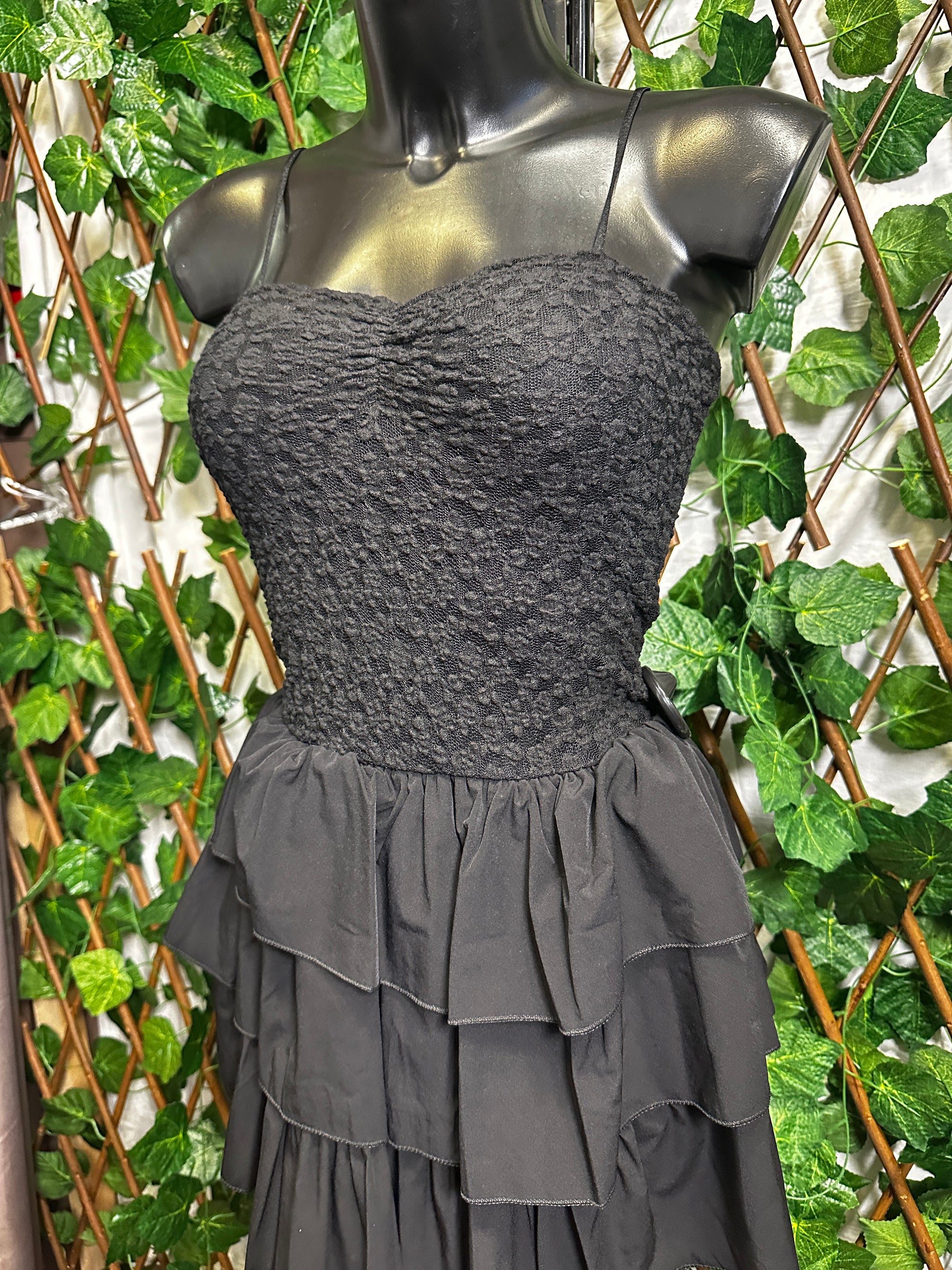 Modello crepe: vestito corto con la gonna svasata e bretelle regolabile | taglia unica