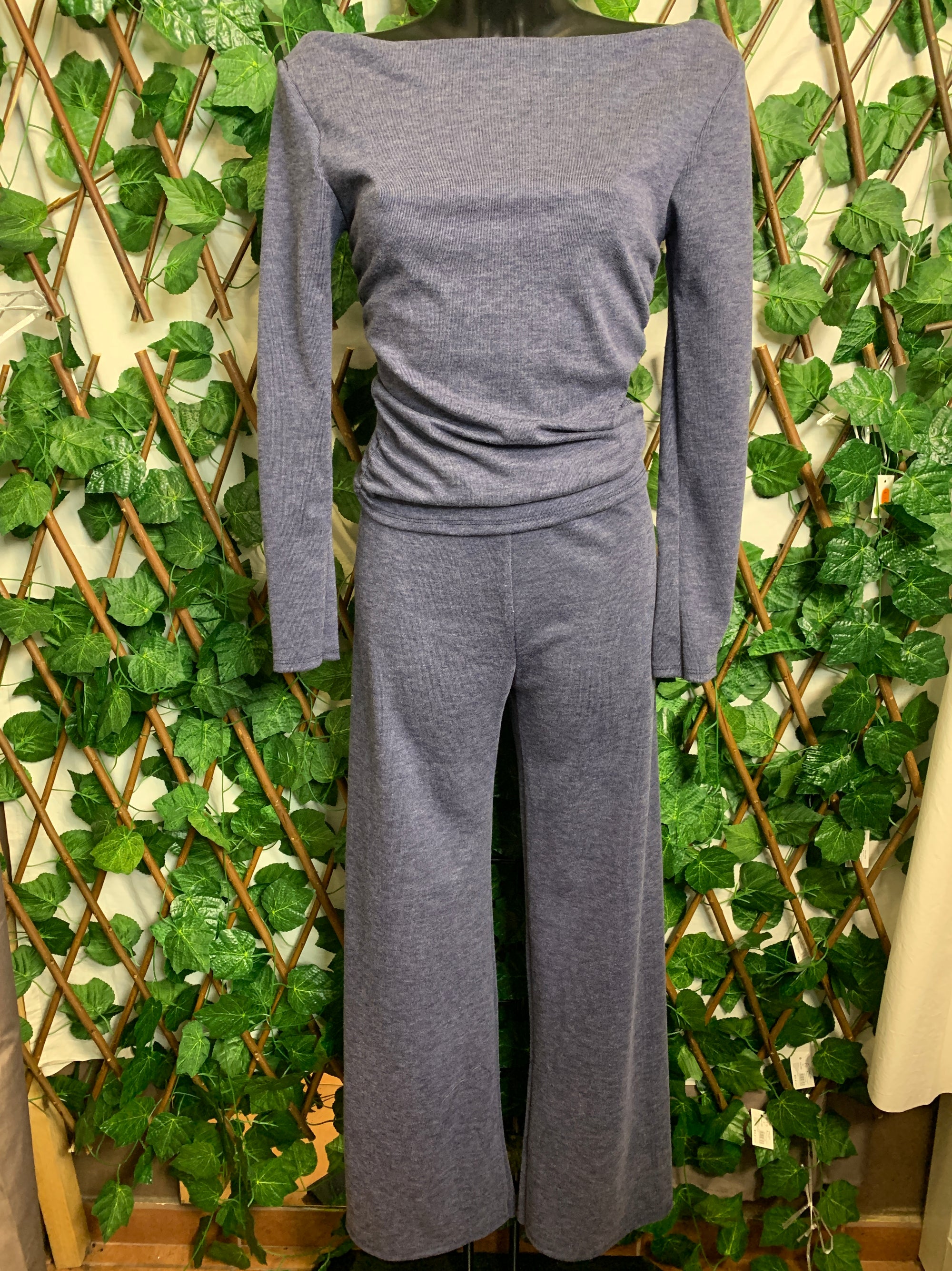 Completo in felpa con collo largo e pantaloni a palazzo