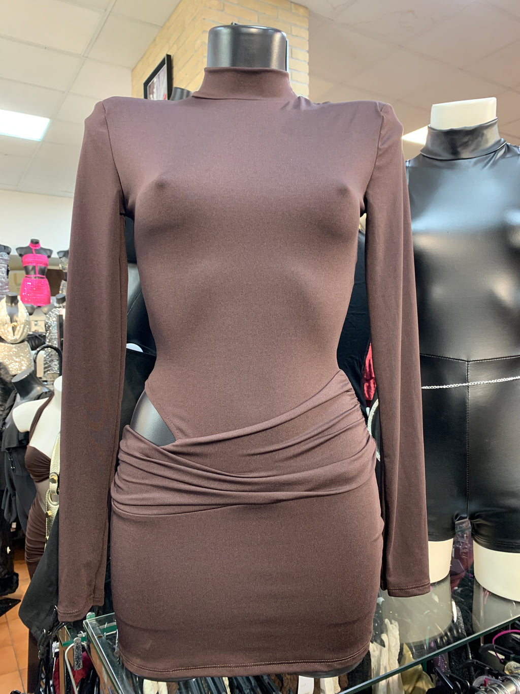 Vestito cut out con manica lunga