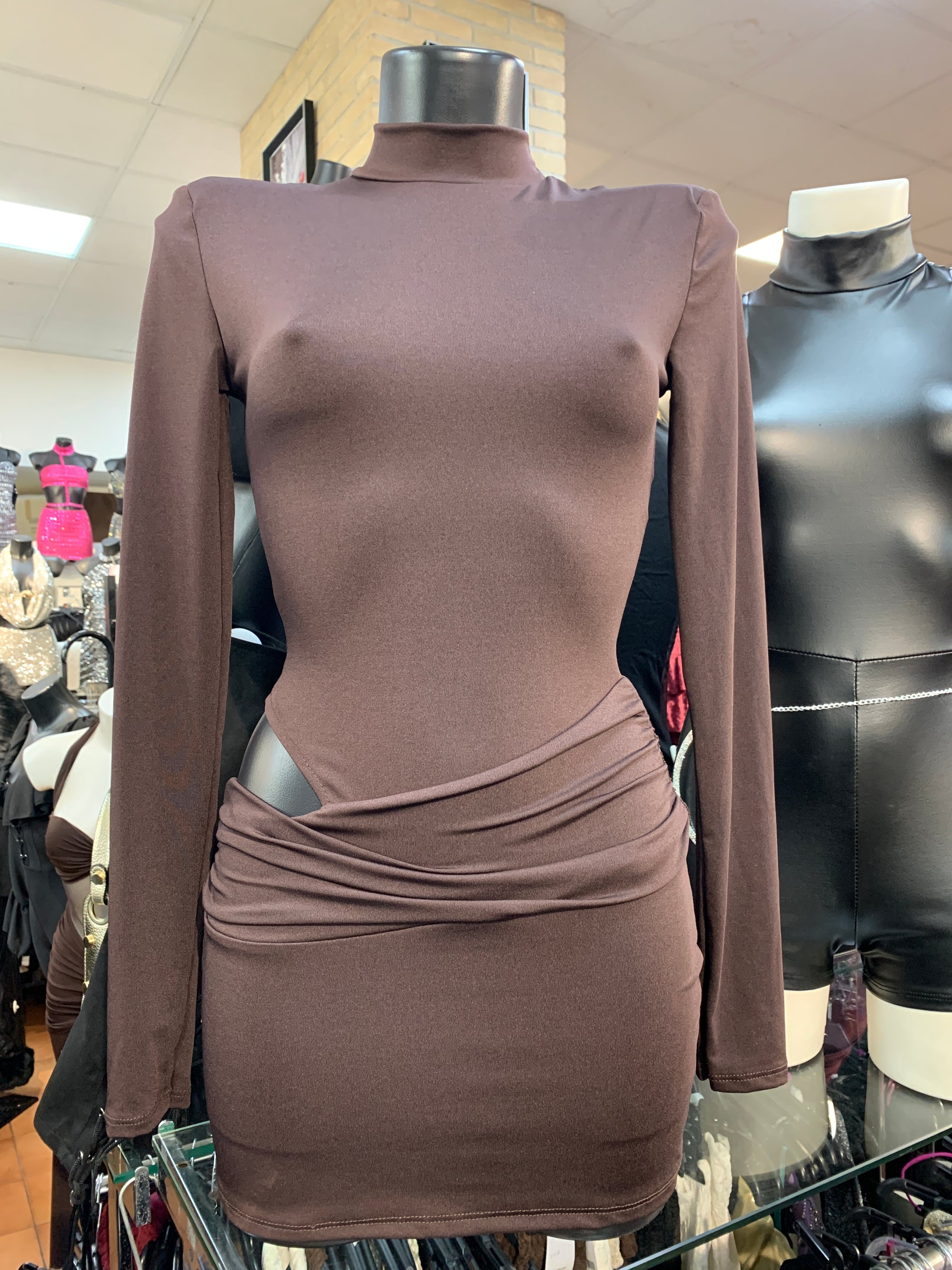 Vestito cut out con manica lunga