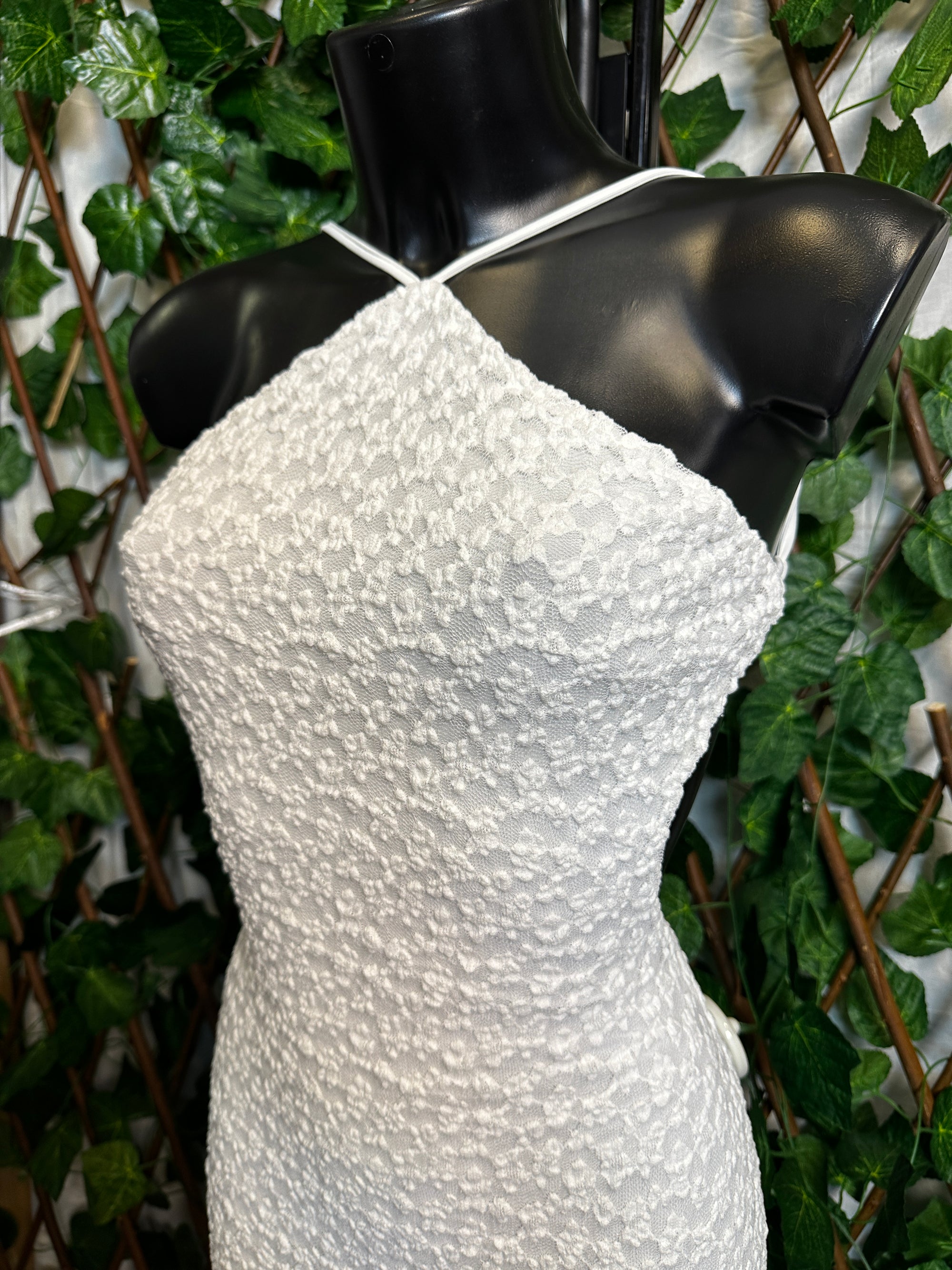 Modello crepe: vestito lungo con collo alto e schiena scoperta